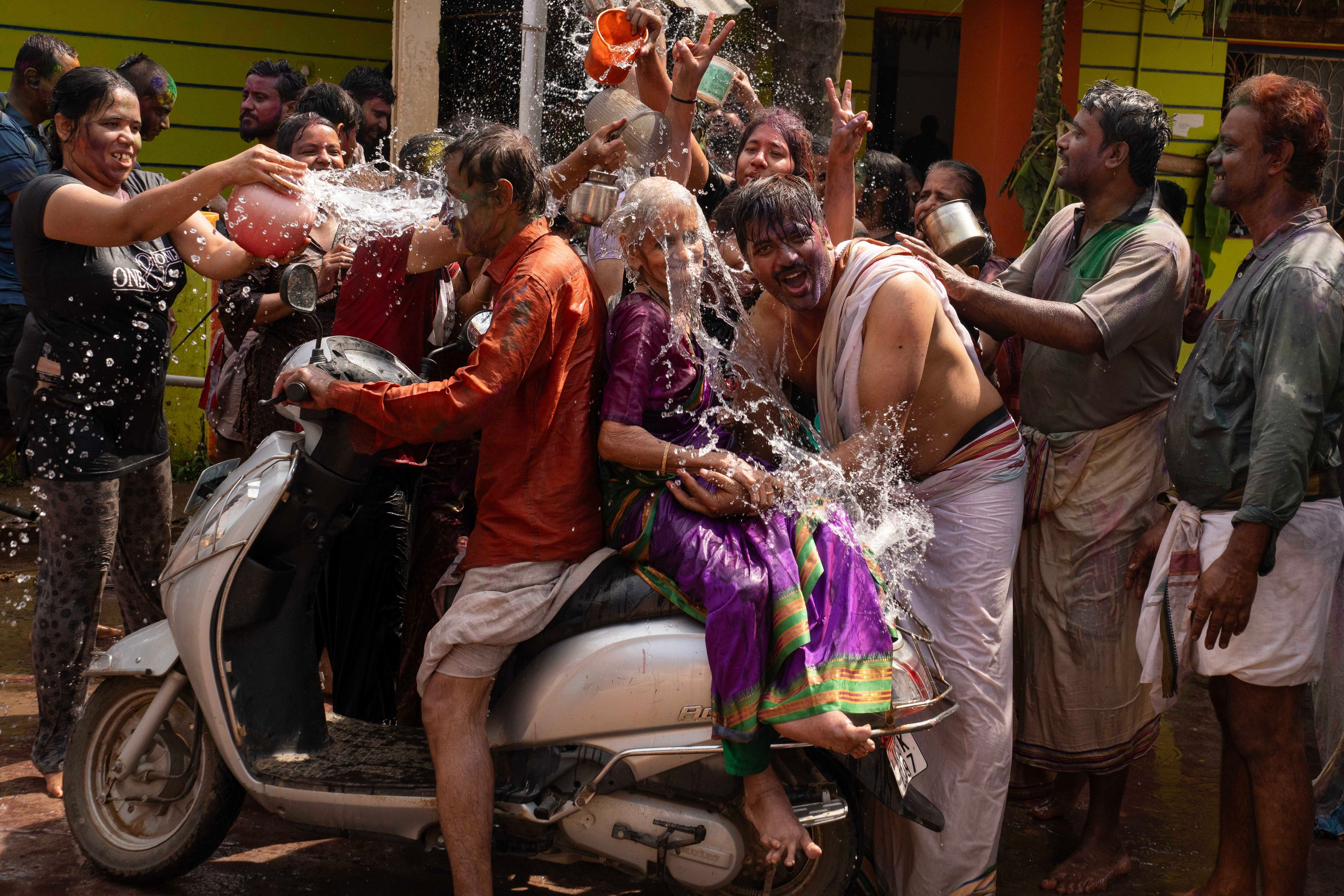 The festival a small village has held every summer since 1962. Documentary Wedding Photo & Film Studio | Truly Yours
