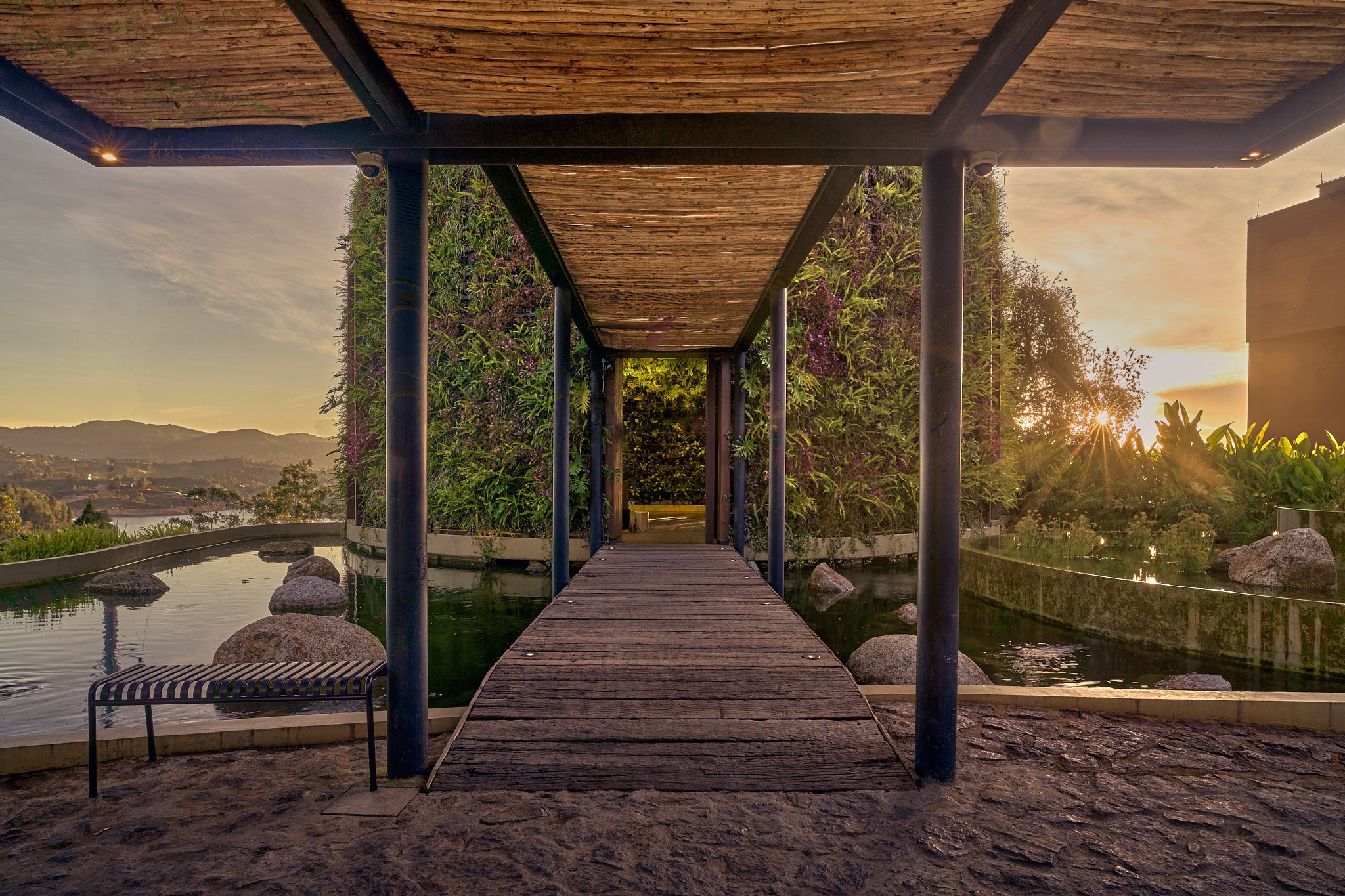 Entrada al atardecer del lobby de Hotel The Brown en Guatapé, Antioquia