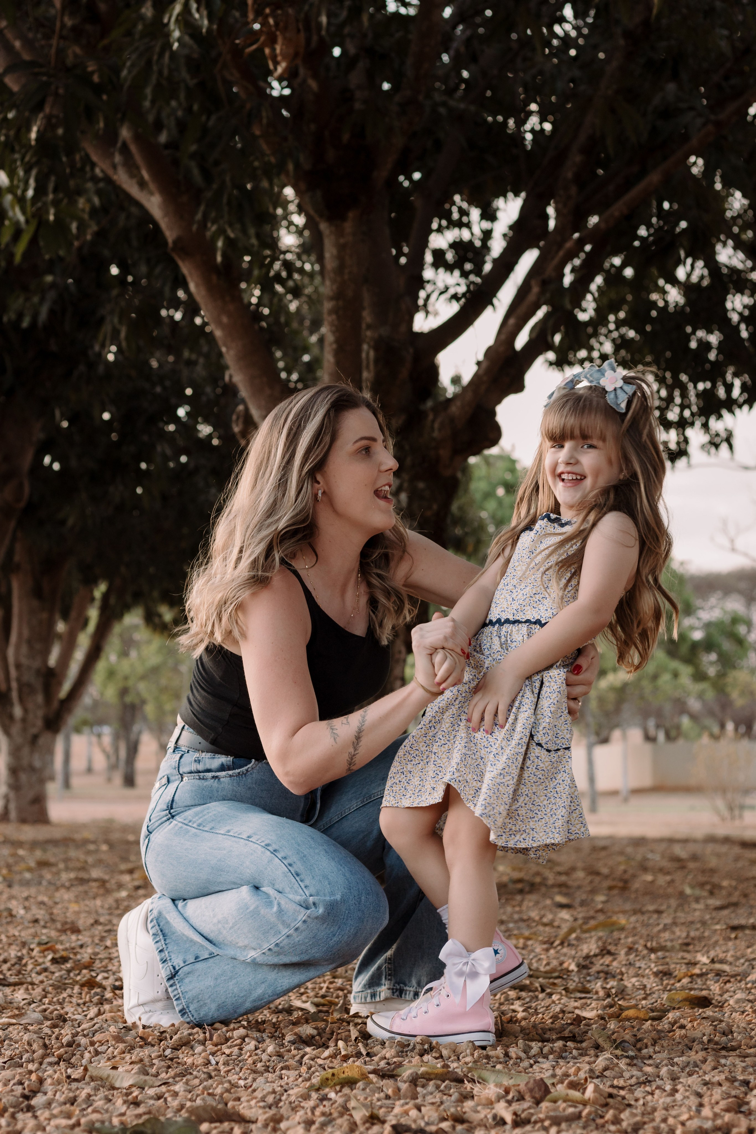 Mãe e filha em momento de brincadeira