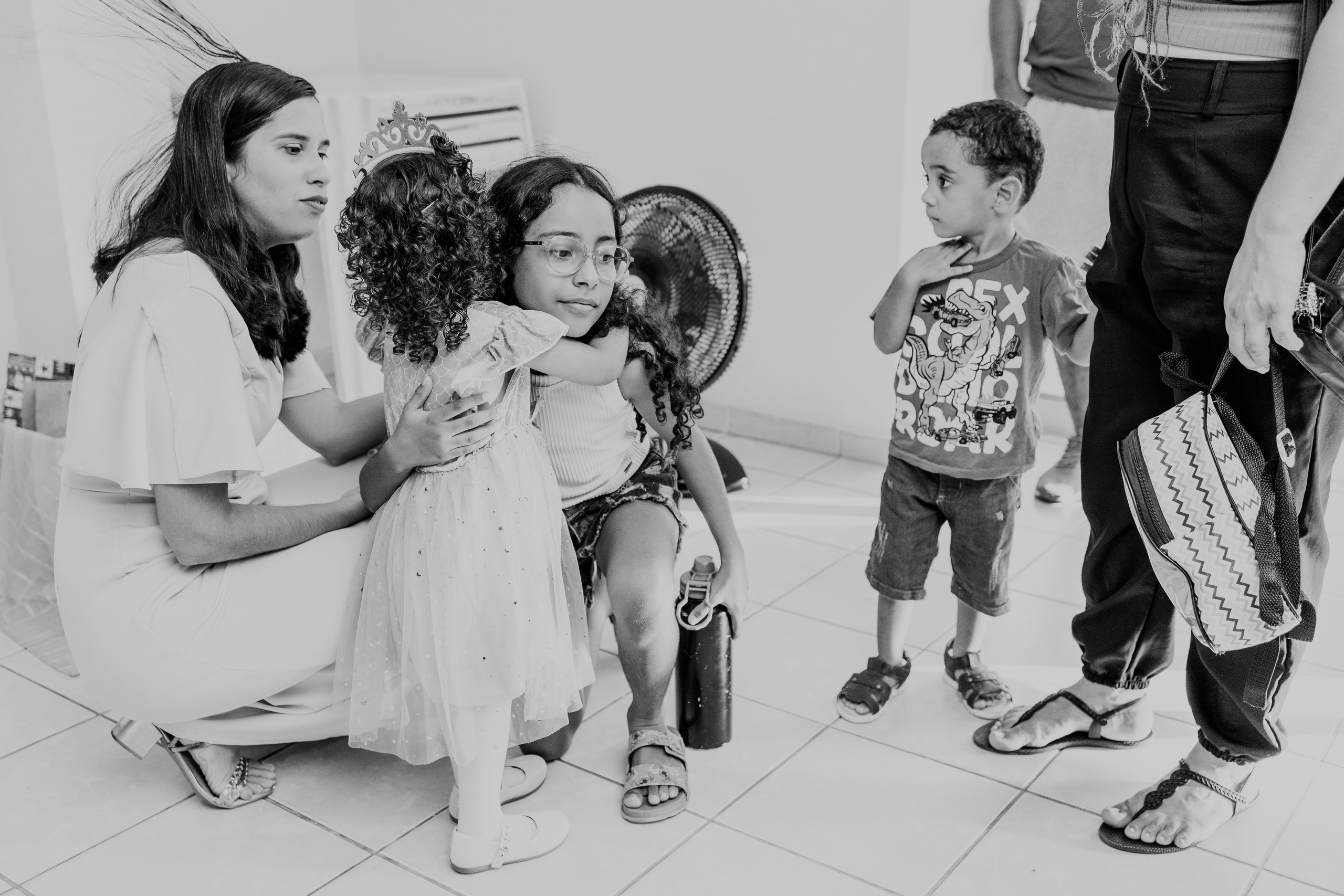 Elisa recebendo os convidados na festa infantil