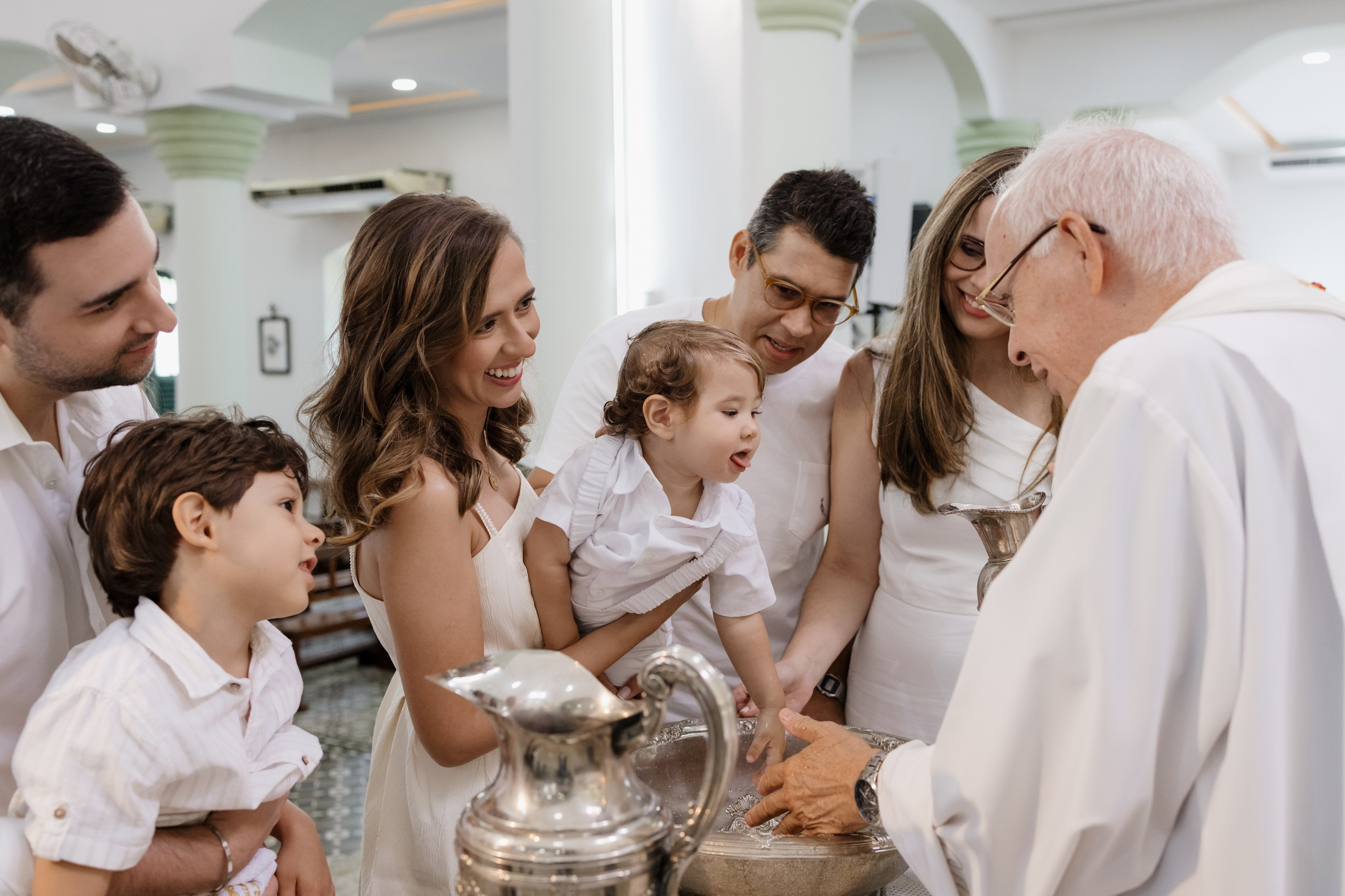 Família celebrando o batizado durante a cerimônia