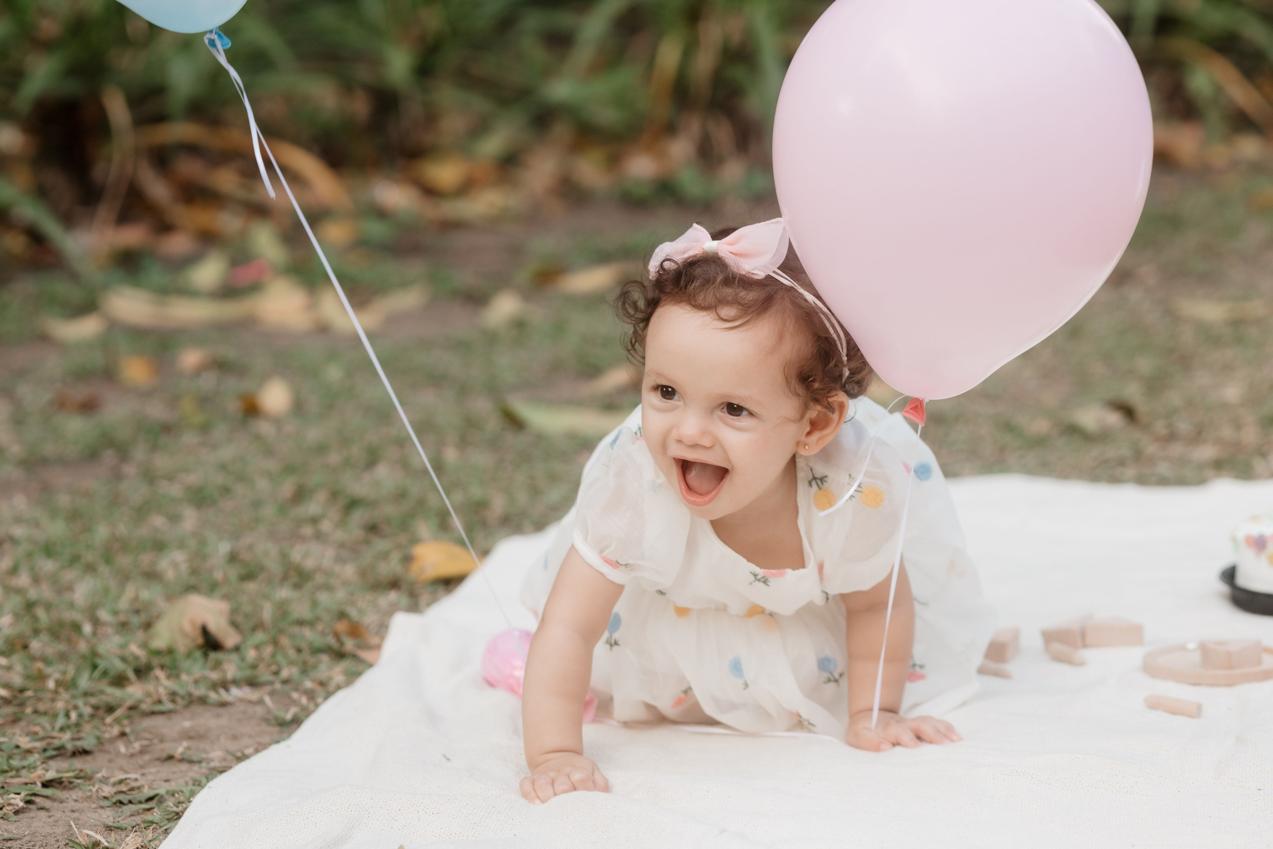 Ensaio de aniversário infantil com bolinho no parque