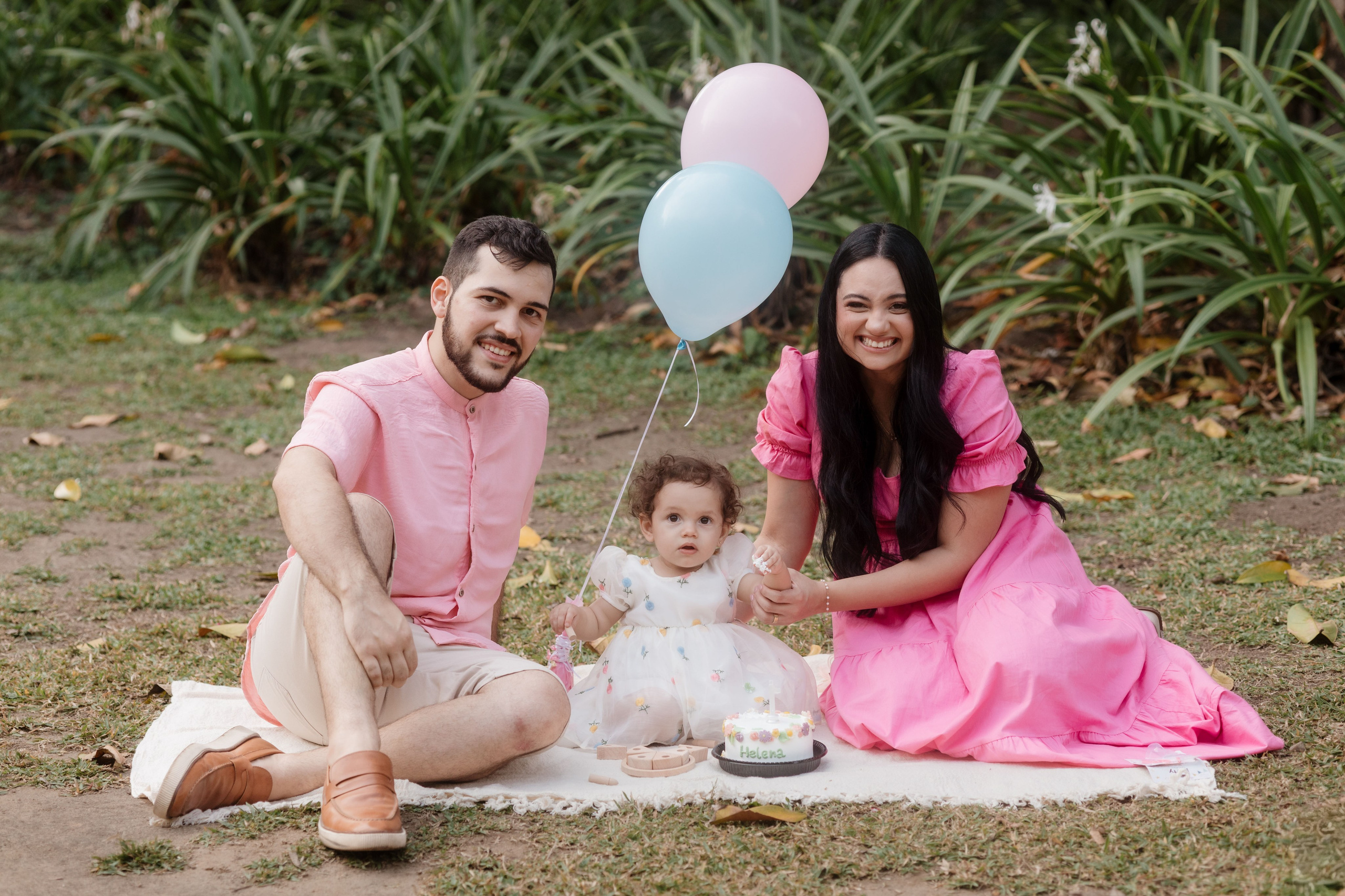 Pais celebrando o primeiro ano da filha em ensaio fotográfico