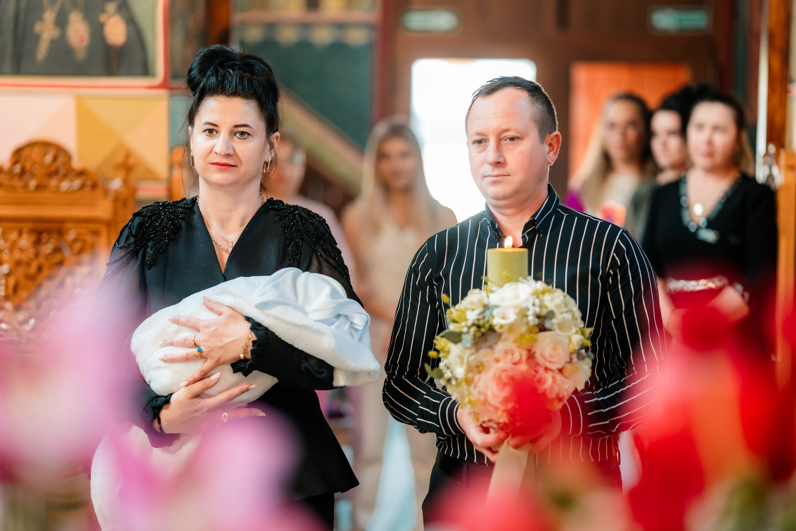 - Preotul ținându-l pe micuțul Mathias Gabriel la botez, în biserica Înălțarea Domnului, Copălău  - Detalii de la botezul lui Mathias – lumânare, trusou și icoană  - Familia lui Mathias Gabriel alături de micuț, în ziua botezului  - Portret emoționant cu mama și bebelușul în brațe, în biserică,fotograf profesionist evenimente Botoșani, Iași, Suceava, Fălticeni, Bacău, Pașcani, Roman - AlinoFotoStudio by Alin Chirilă - servicii foto nuntă, botez, cununie, ședințe foto creative, albume personalizate, fotografii emoționante și calitative pentru cele mai importante momente din viață,fotograf nuntă Botoșani Alin Chirilă,  ședință foto botez Iași - AlinoFotoStudio,  servicii fotograf profesionist evenimente Suceava,  fotograf cununie civilă Fălticeni - Alin Chirilă,  album foto nuntă personalizat Bacău.“Bebeluș botezat în biserică, ținut în brațe de nași”	•	“Detaliu cu lumânarea de botez decorată cu flori albe”	•	“Părinți emoționați alături de copilul lor la ceremonia de botez”	•	“Masa festivă de botez cu decor tematic și tort personalizat”	•	“Momentul în care preotul toarnă apă sfințită pe fruntea bebelușului”	“Bebeluș în rochie albă de botez, zâmbind în brațele mamei”	•	“Detaliu cu cruciulița de botez așezată pe o pernă de satin”	•	“Părinți și nași aprinzând lumânările în timpul ceremoniei de botez”	•	“Tort de botez decorat cu figurine tematice și numele copilului”	•	“Copil botezat dormind liniștit în pătuțul decorat festiv”	•	“Momentul în care preotul binecuvântează copilul în fața altarului”	•	“Invitați adunându-se în jurul mesei festive la petrecerea de botez”	•	“Bebeluș ținând în mână o jucărie personalizată primită la botez”	•	“Familie fericită pozând împreună după ceremonia de botez”	•	“Decor tematic cu baloane și flori la locația petrecerii de botez” fotograf Botoșani fotograf evenimente fotograf botez Alin Chirila fotograf alinofotostudio.fotograf botez Amelis Maria, fotografie botez Botoșani, fotograf Alin Chirilă, amintiri botez, fotografii botez, botez Amelis Maria, fotograf copii, fotografie botez în Botoșani,