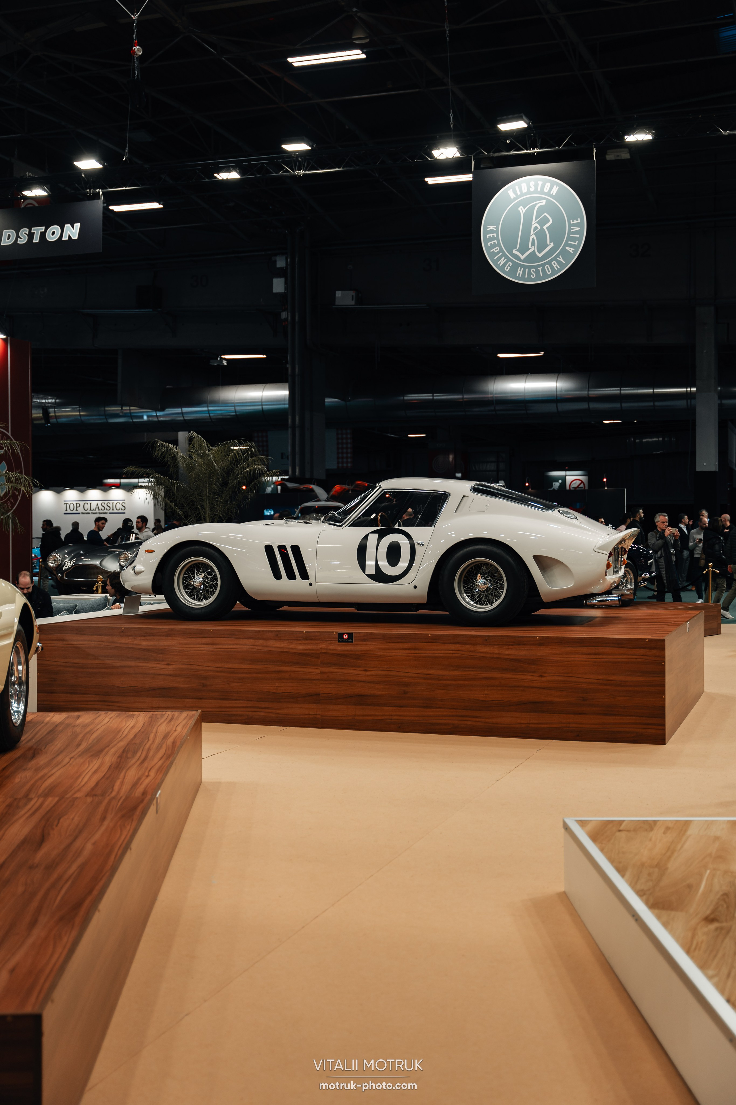 Retromobile-2024. Photographe de voitures à Paris — Vitalii Motruk