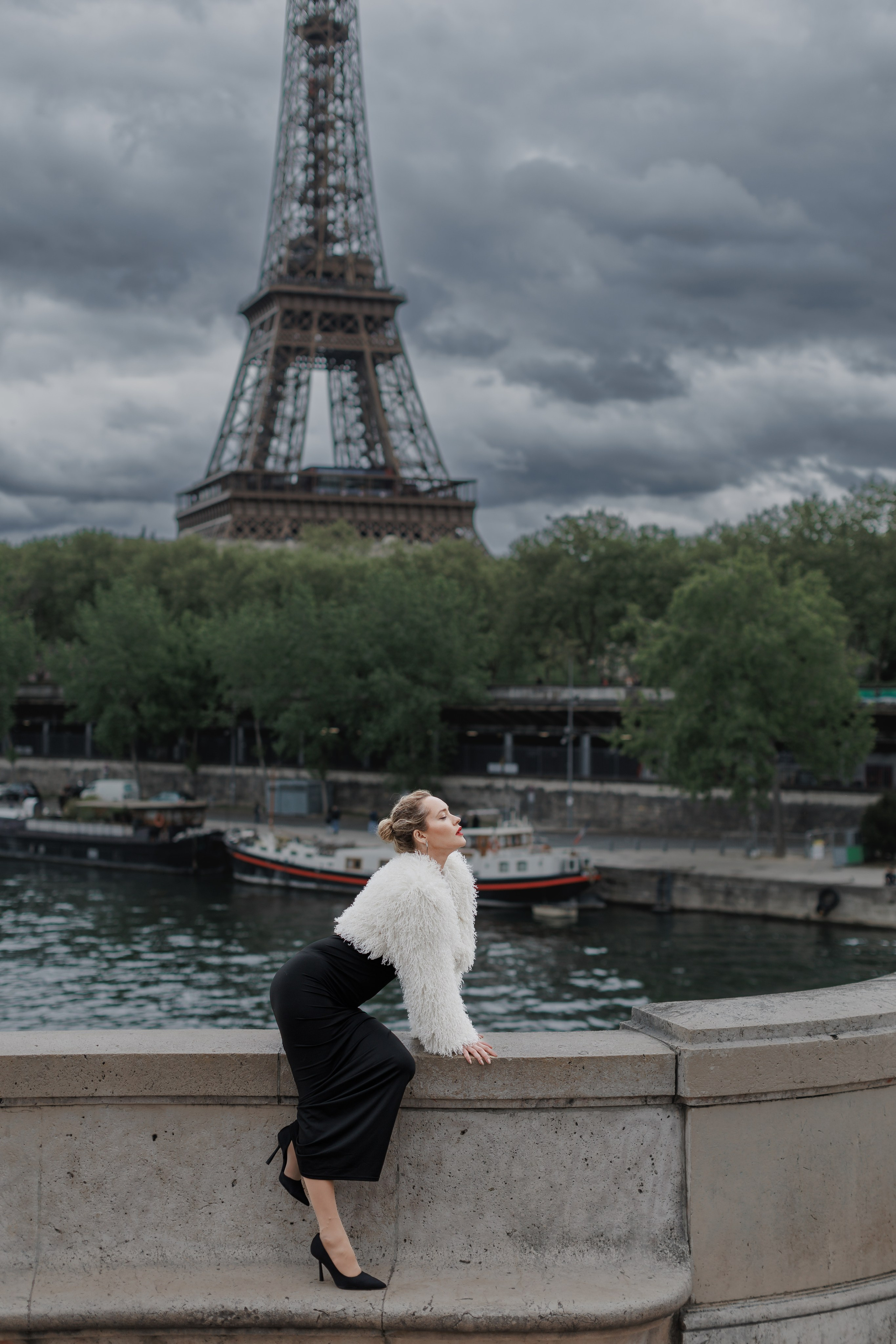 Bir-Hakeim Bridge in Paris — The Iconic Location for Luxury Proposal & Elopement Photography. Photographe à Paris