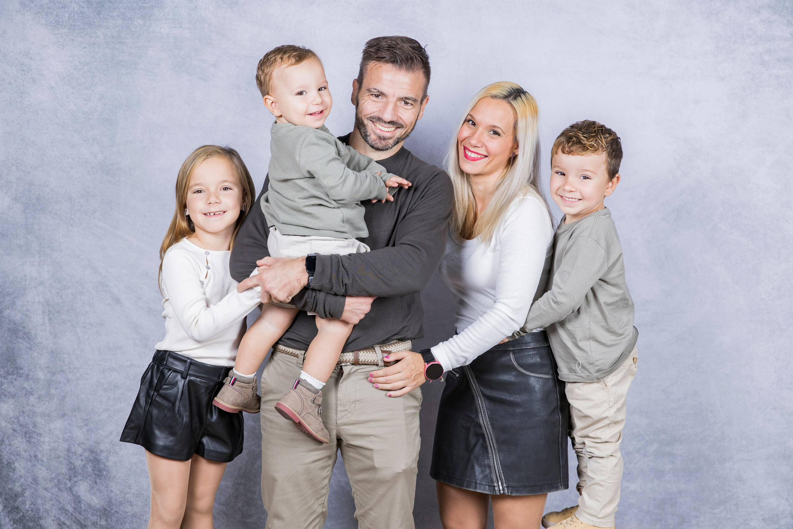 “Retrato de familia atemporal en decorado navideño elegante – Rainbox Estudio”