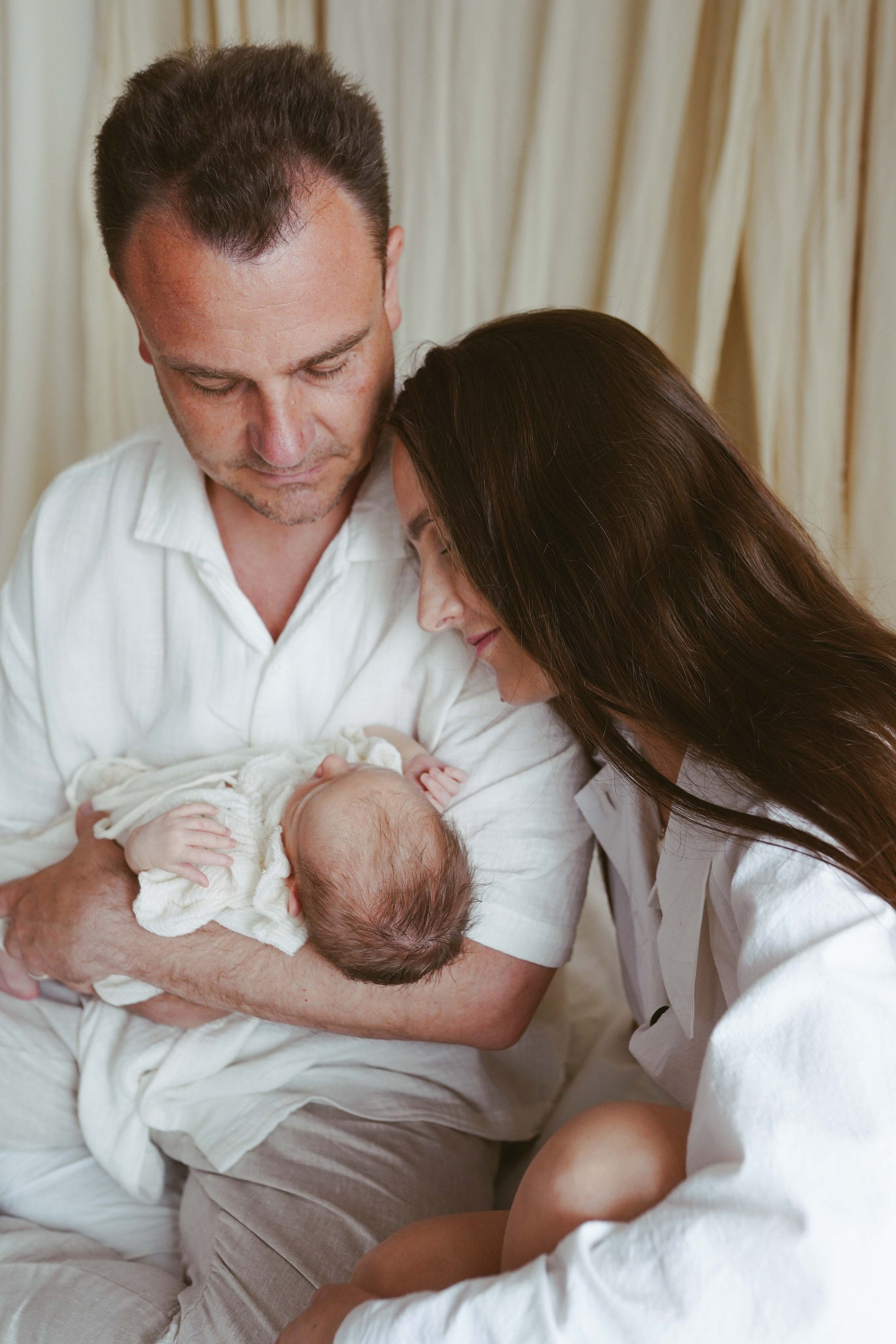 Inspira sesiune foto nou-nascut. Madalina Beda- Artist vizual, fotograf, doula la nastere, consultant babywearing Brasov si in toata tara