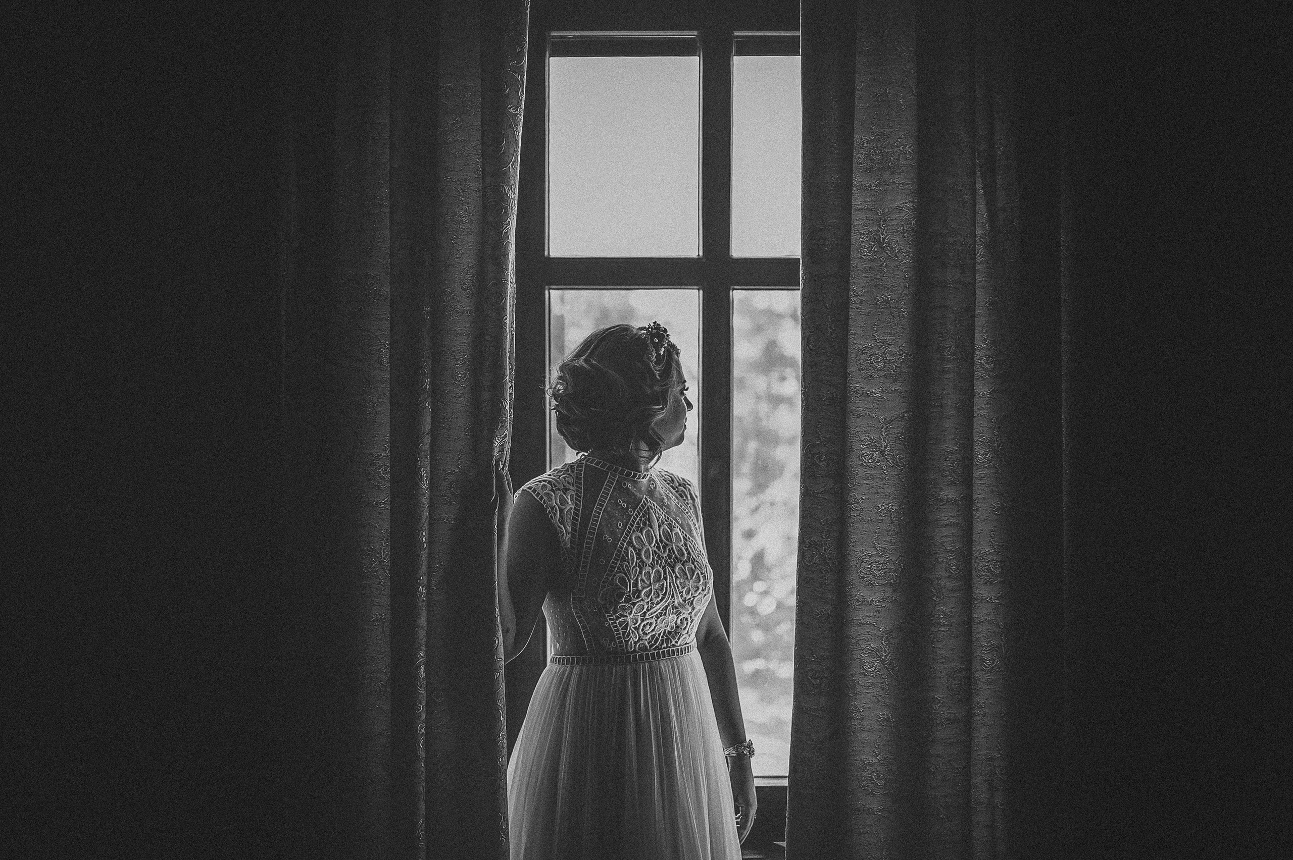 "Mireasa pregatindu-se pentru ziua nuntii, surprinsa intr-o fotografie alb-negru eleganta.