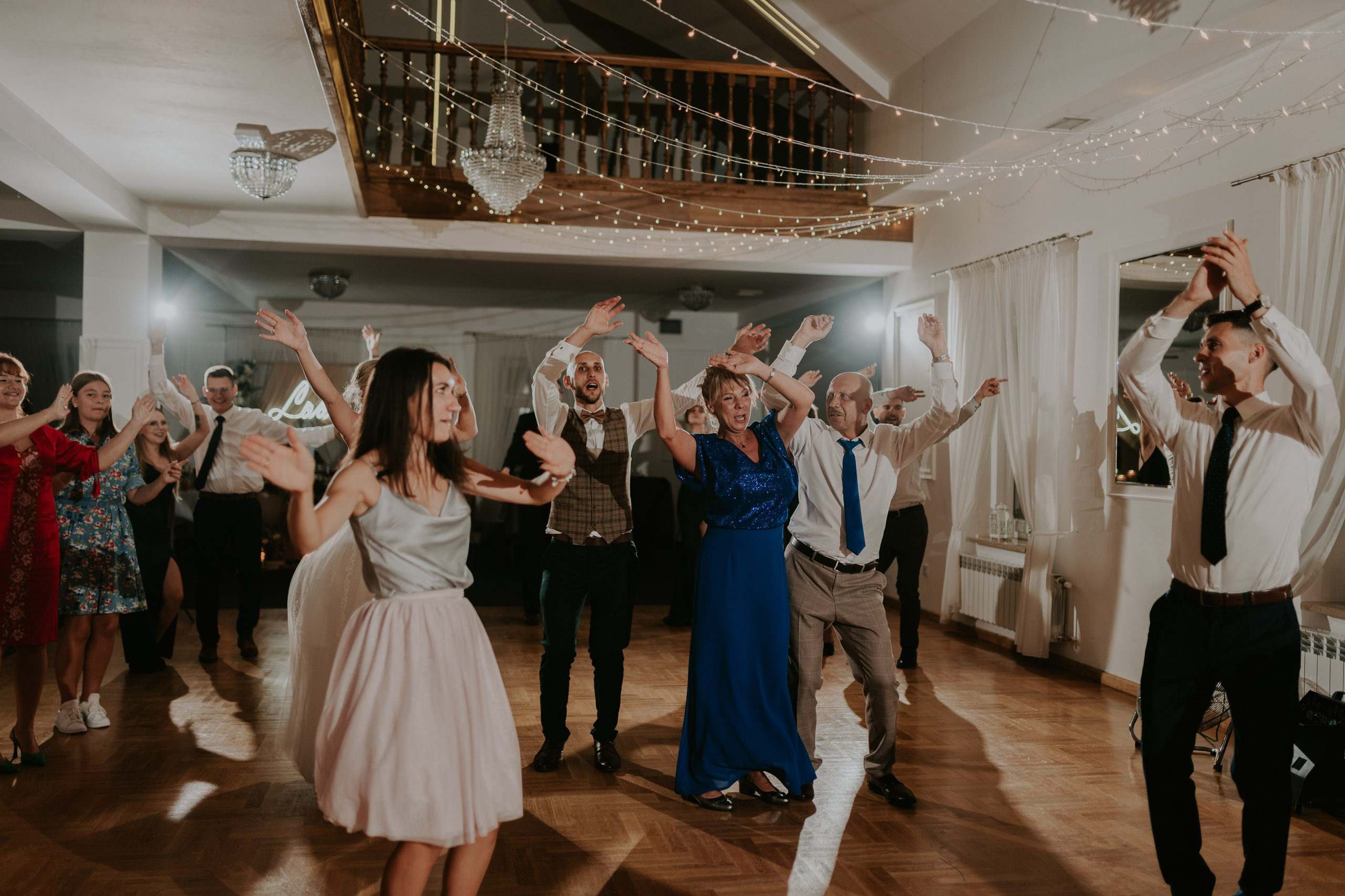 Dwór Wierzbno: plenerowy ślub pod wierzbą. Karkowskafoto - fotografia miłości