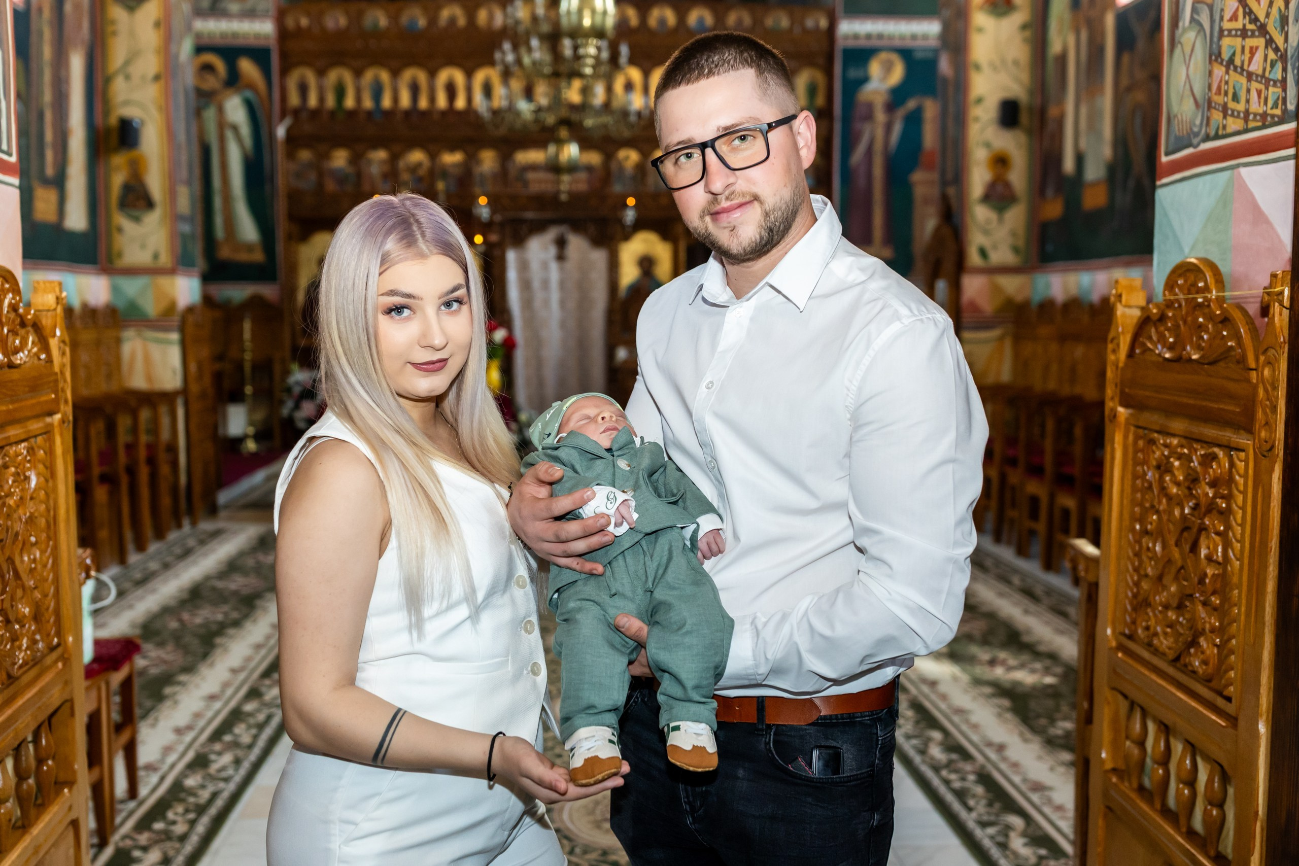 - Preotul ținându-l pe micuțul Mathias Gabriel la botez, în biserica Înălțarea Domnului, Copălău  - Detalii de la botezul lui Mathias – lumânare, trusou și icoană  - Familia lui Mathias Gabriel alături de micuț, în ziua botezului  - Portret emoționant cu mama și bebelușul în brațe, în biserică,fotograf profesionist evenimente Botoșani, Iași, Suceava, Fălticeni, Bacău, Pașcani, Roman - AlinoFotoStudio by Alin Chirilă - servicii foto nuntă, botez, cununie, ședințe foto creative, albume personalizate, fotografii emoționante și calitative pentru cele mai importante momente din viață,fotograf nuntă Botoșani Alin Chirilă,  ședință foto botez Iași - AlinoFotoStudio,  servicii fotograf profesionist evenimente Suceava,  fotograf cununie civilă Fălticeni - Alin Chirilă,  album foto nuntă personalizat Bacău.“Bebeluș botezat în biserică, ținut în brațe de nași”	•	“Detaliu cu lumânarea de botez decorată cu flori albe”	•	“Părinți emoționați alături de copilul lor la ceremonia de botez”	•	“Masa festivă de botez cu decor tematic și tort personalizat”	•	“Momentul în care preotul toarnă apă sfințită pe fruntea bebelușului”	“Bebeluș în rochie albă de botez, zâmbind în brațele mamei”	•	“Detaliu cu cruciulița de botez așezată pe o pernă de satin”	•	“Părinți și nași aprinzând lumânările în timpul ceremoniei de botez”	•	“Tort de botez decorat cu figurine tematice și numele copilului”	•	“Copil botezat dormind liniștit în pătuțul decorat festiv”	•	“Momentul în care preotul binecuvântează copilul în fața altarului”	•	“Invitați adunându-se în jurul mesei festive la petrecerea de botez”	•	“Bebeluș ținând în mână o jucărie personalizată primită la botez”	•	“Familie fericită pozând împreună după ceremonia de botez”	•	“Decor tematic cu baloane și flori la locația petrecerii de botez” fotograf Botoșani fotograf evenimente fotograf botez Alin Chirila fotograf alinofotostudio.fotograf botez Amelis Maria, fotografie botez Botoșani, fotograf Alin Chirilă, amintiri botez, fotografii botez, botez Amelis Maria, fotograf copii, fotografie botez în Botoșani,