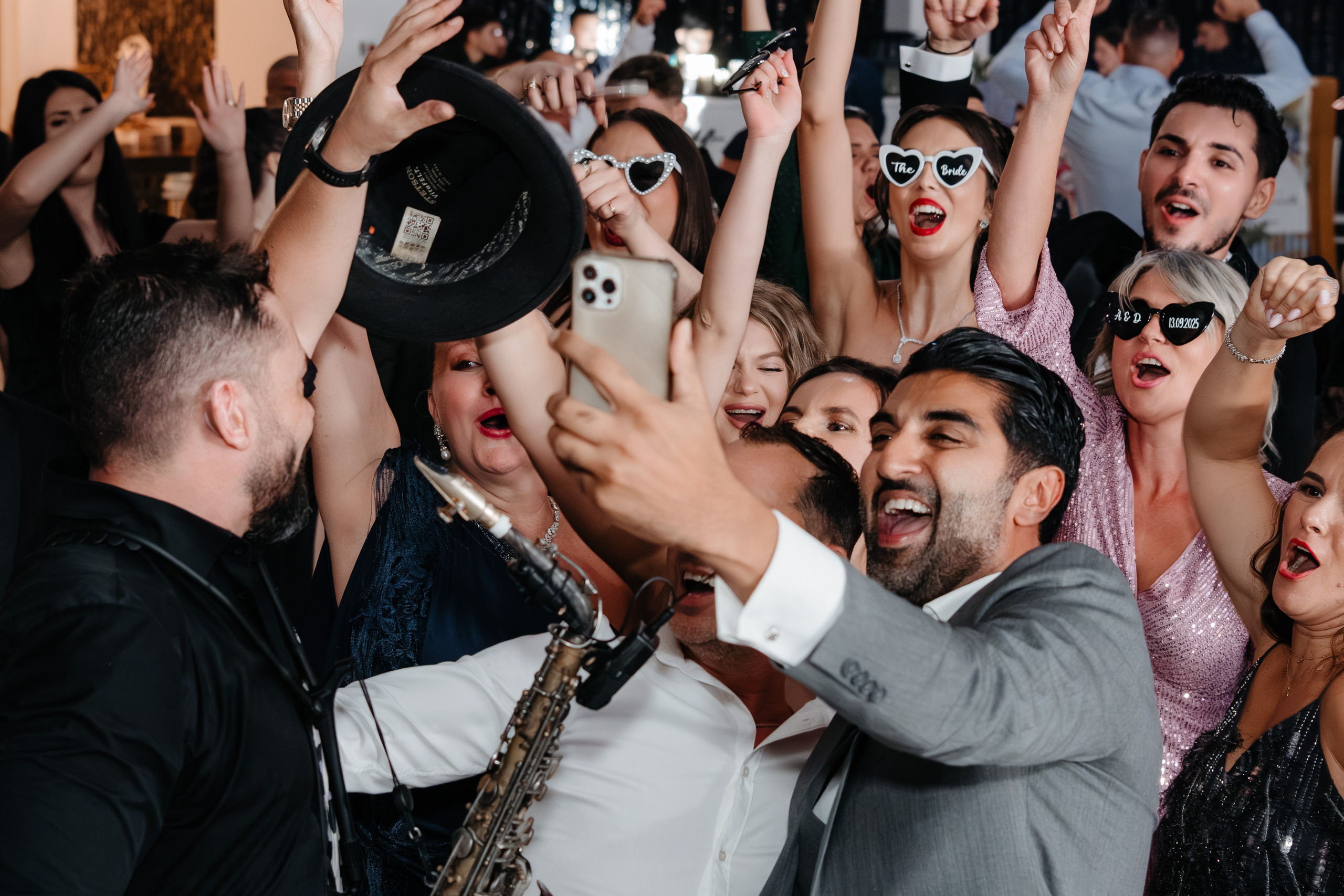 Ringul de dans plin la nunta lui Anca și Dragoș, locație Anne Dărmănești.