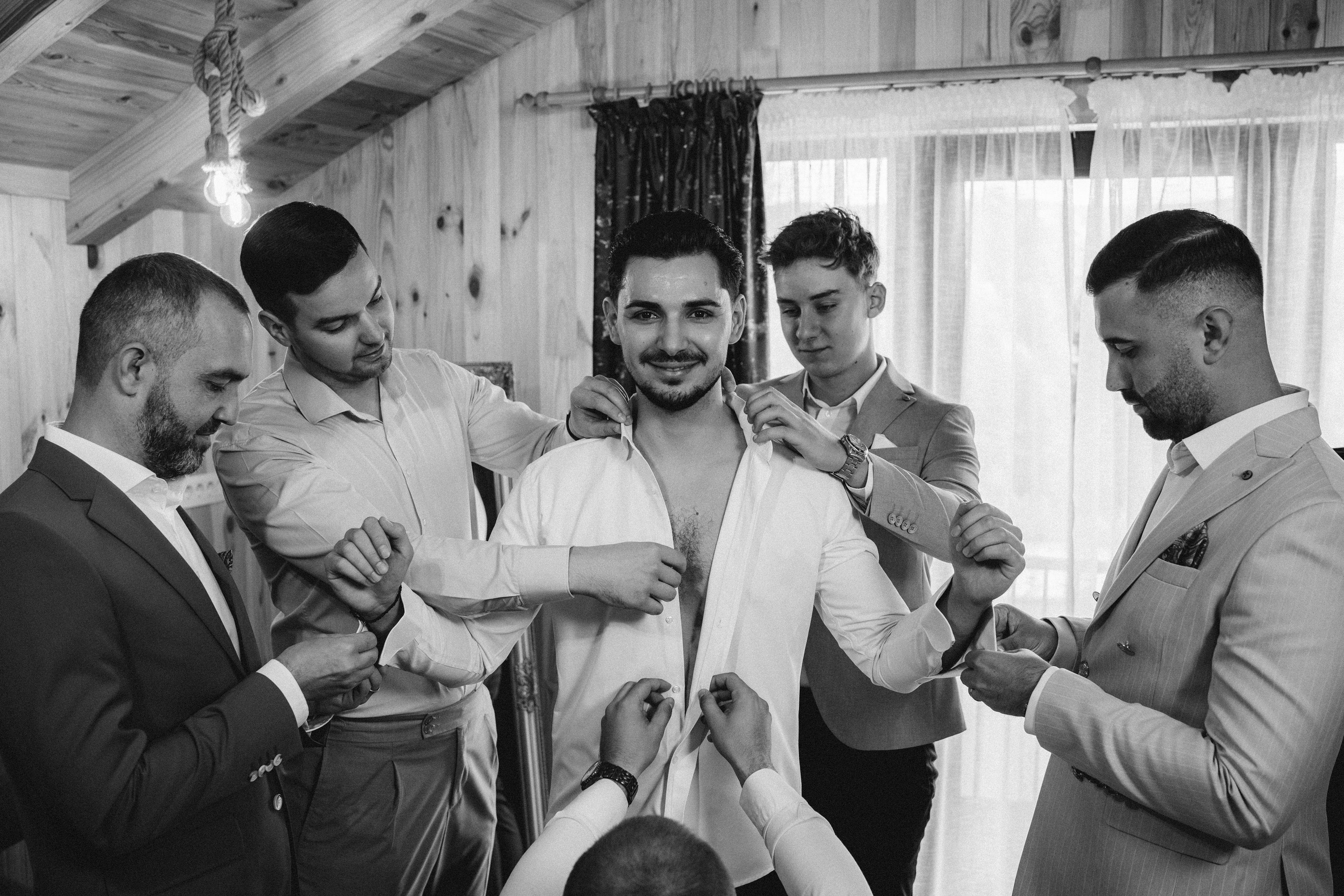 Mirele și cavalerii de onoare în timpul pregătirilor la Cabana Masiv, Comănești.