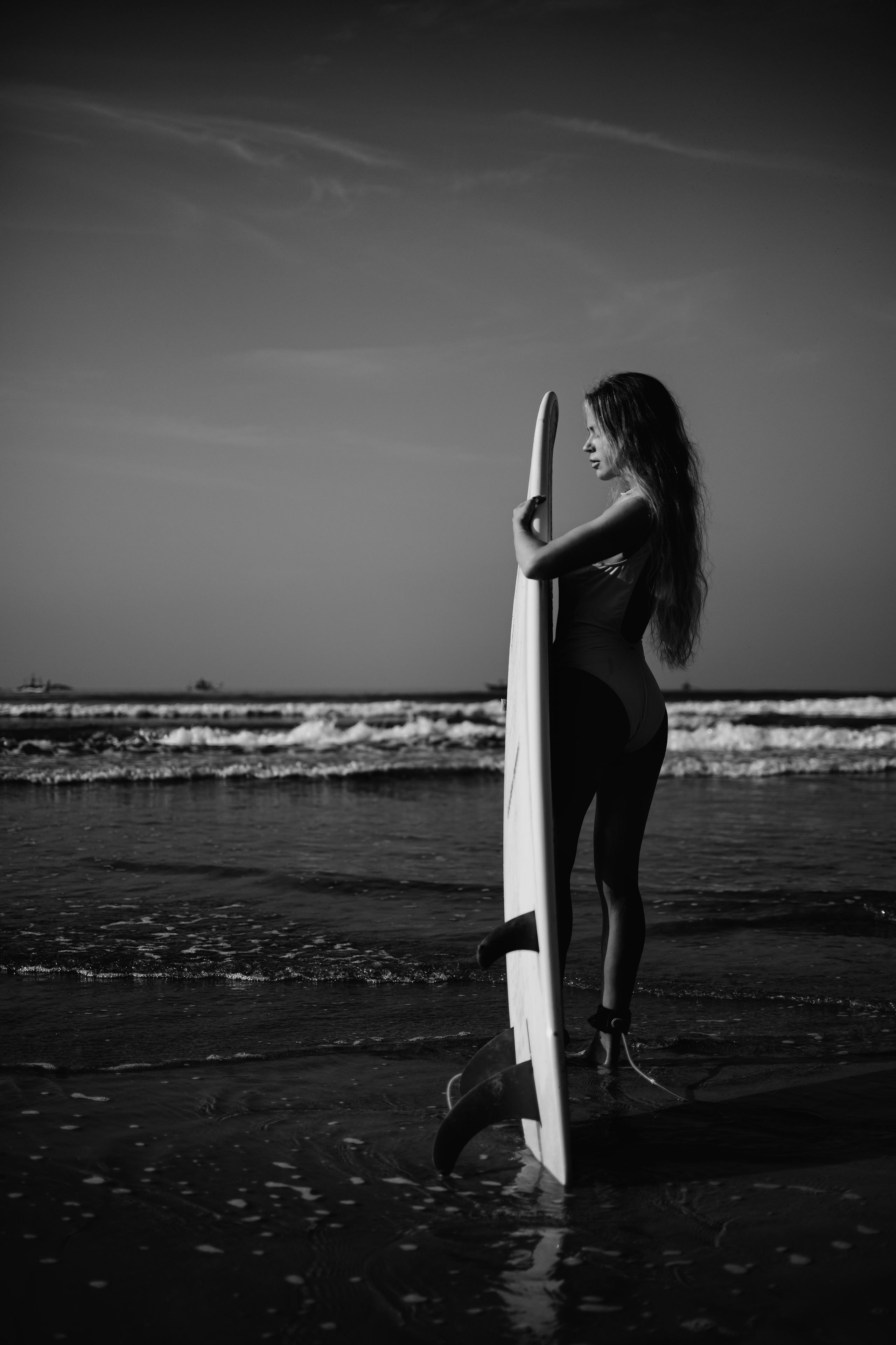 Photoshoot with a surfboard | BW