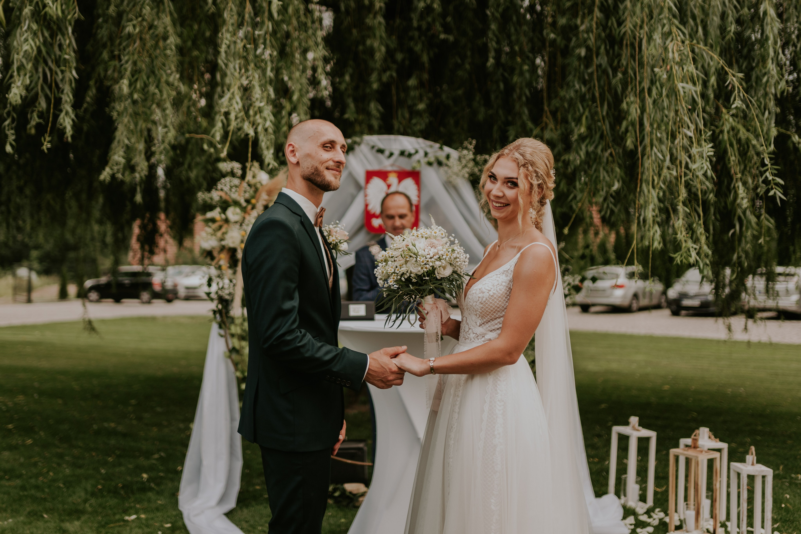 Dwór Wierzbno: plenerowy ślub pod wierzbą. Karkowskafoto - fotografia miłości