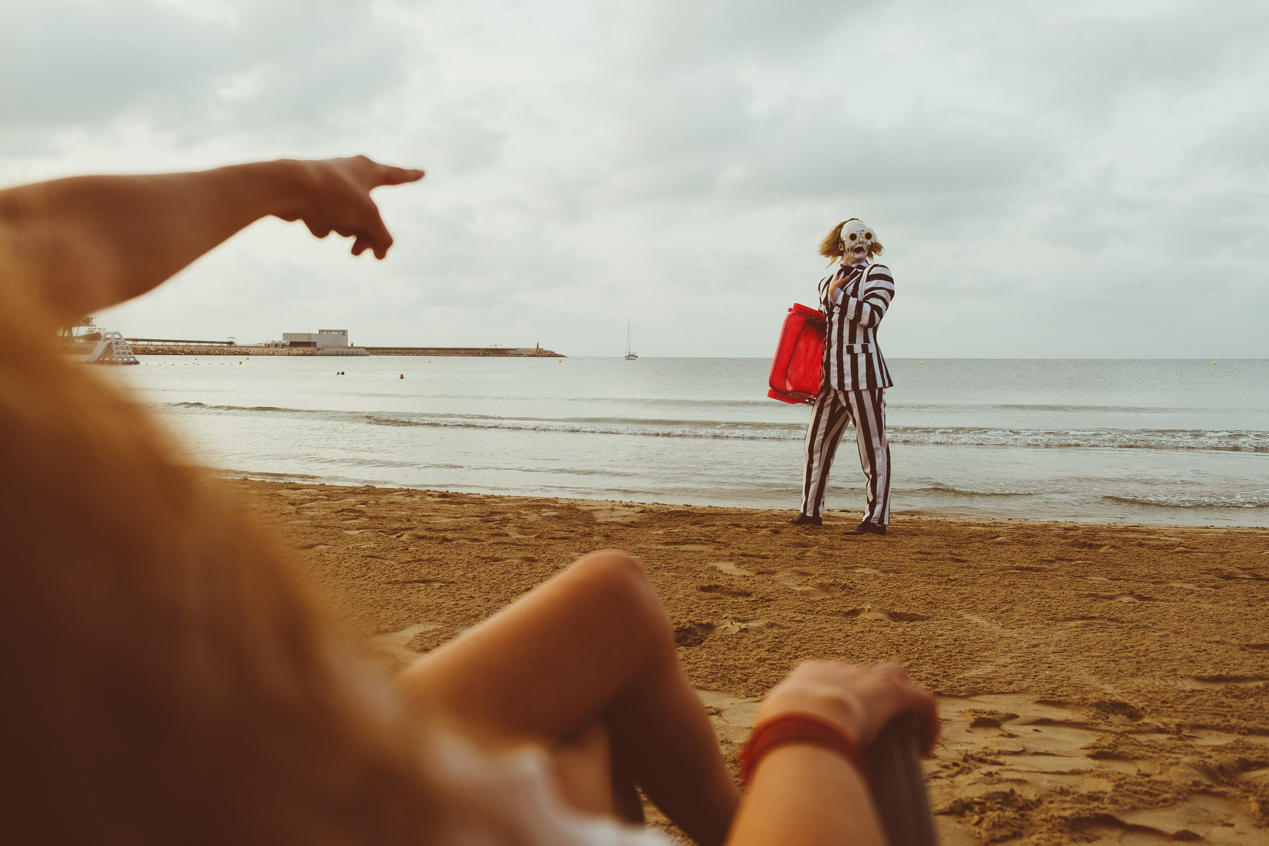 Beetlejuice на море: Экспериментальная фотосессия с цирковыми артистами — Фотограф Андрей Луковников