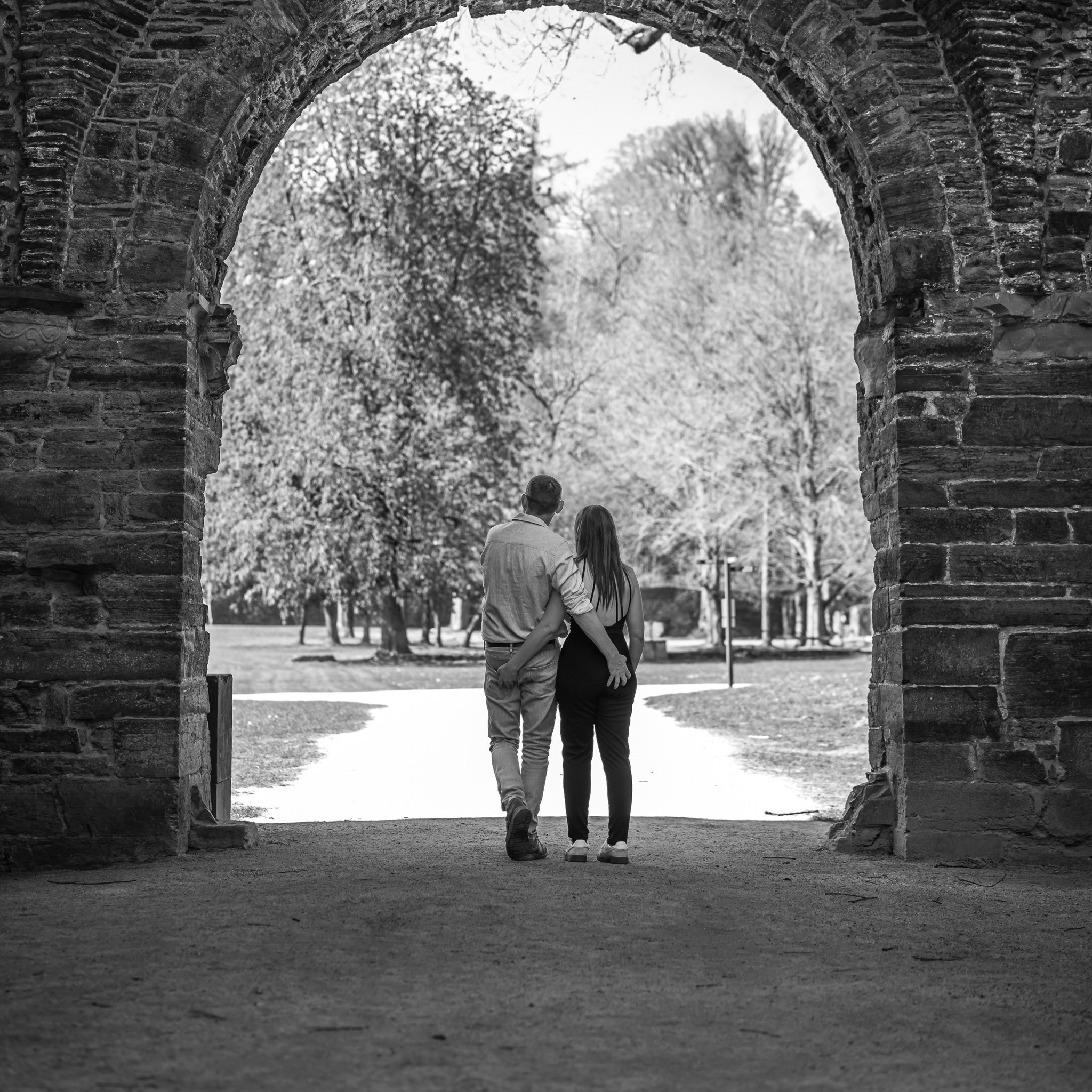 Editorial koppelshoot met Tamara & Gert in een ruïnem van Villers-la-Ville - Kapture Fotografie