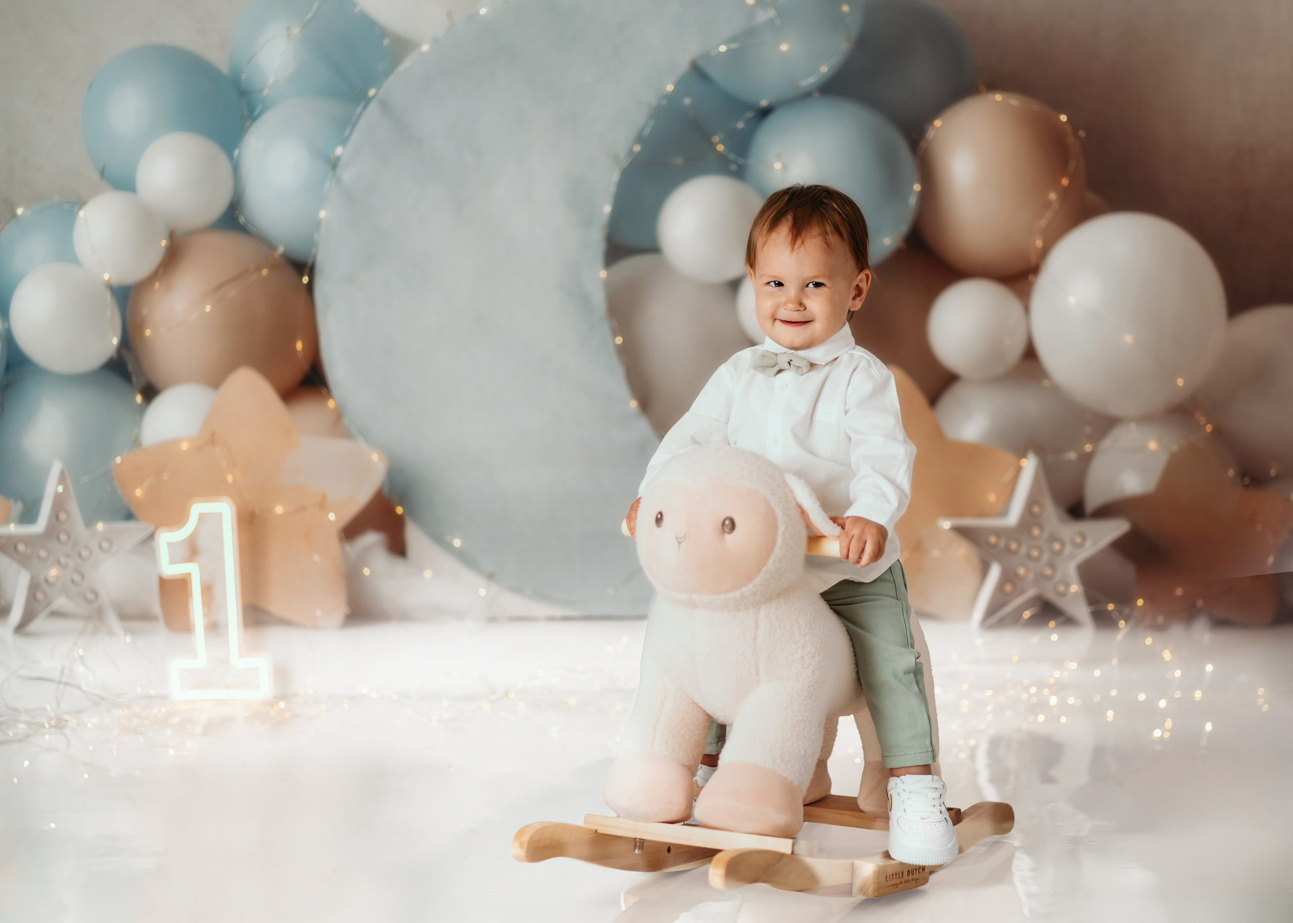 Fotografisanje prvog rođendana u plavoj temi sa balonima i plišanom ovcom – Beograd
