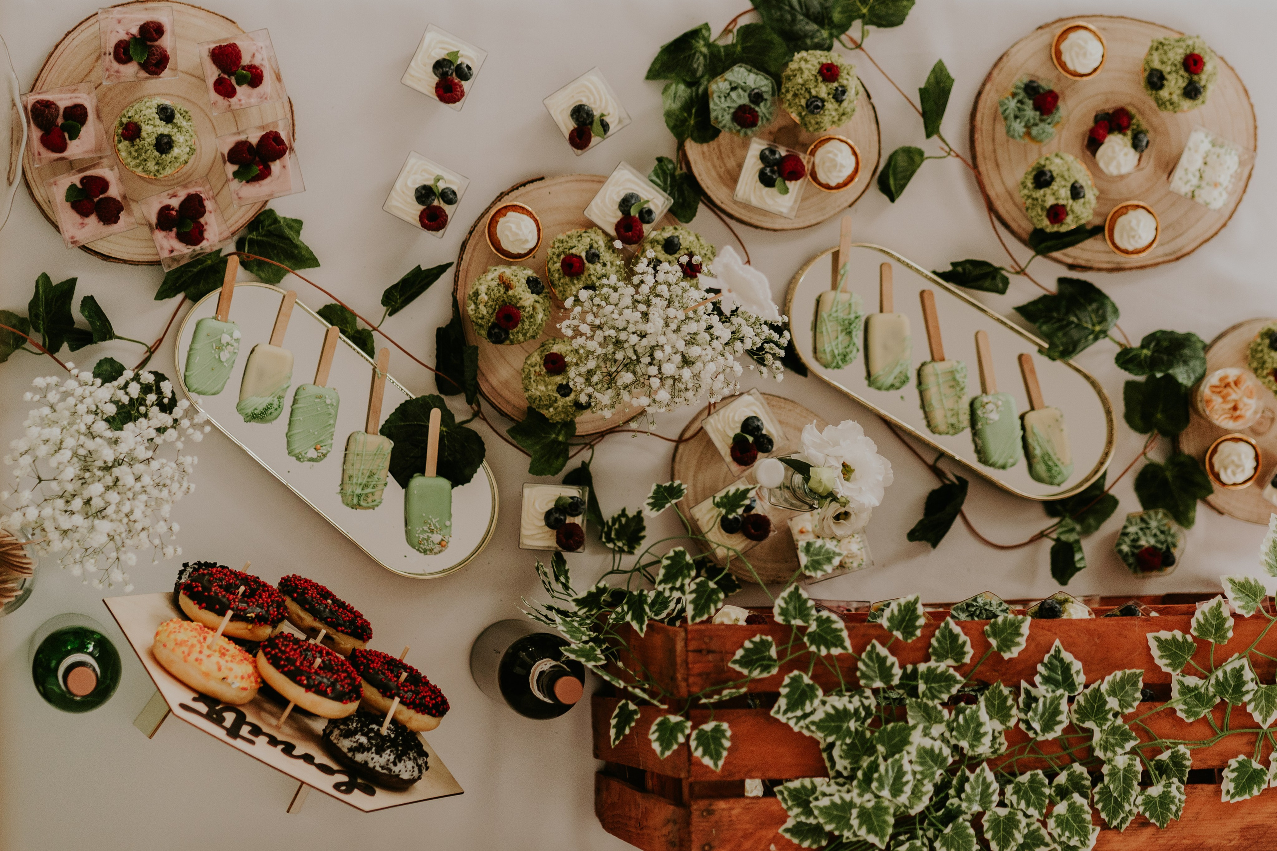 Dwór Wierzbno: plenerowy ślub pod wierzbą. Karkowskafoto - fotografia miłości