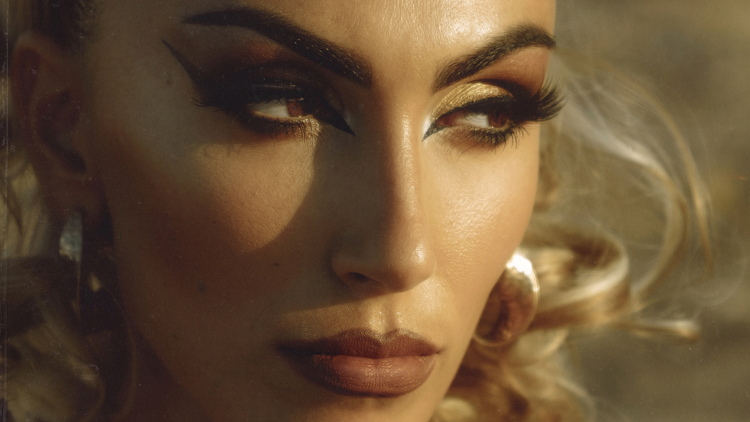 Гламурный портрет на закате: Стильная фотосессия Shannon Vassallo в Торревьехе