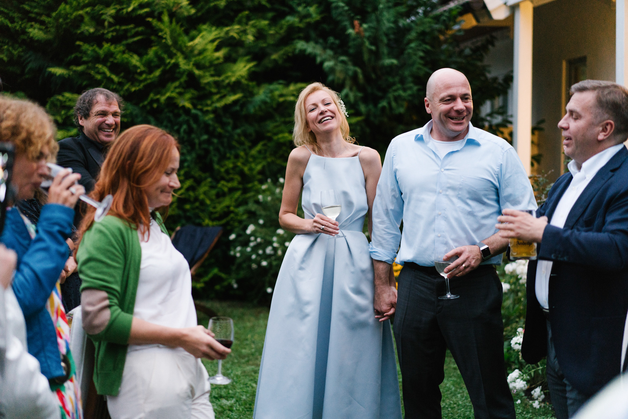 Ehrlicher Hochzeitsfotograf im Garten am Starnberger See, München. Inna Zaytseva Photography | Fotografin in München | Content Creation