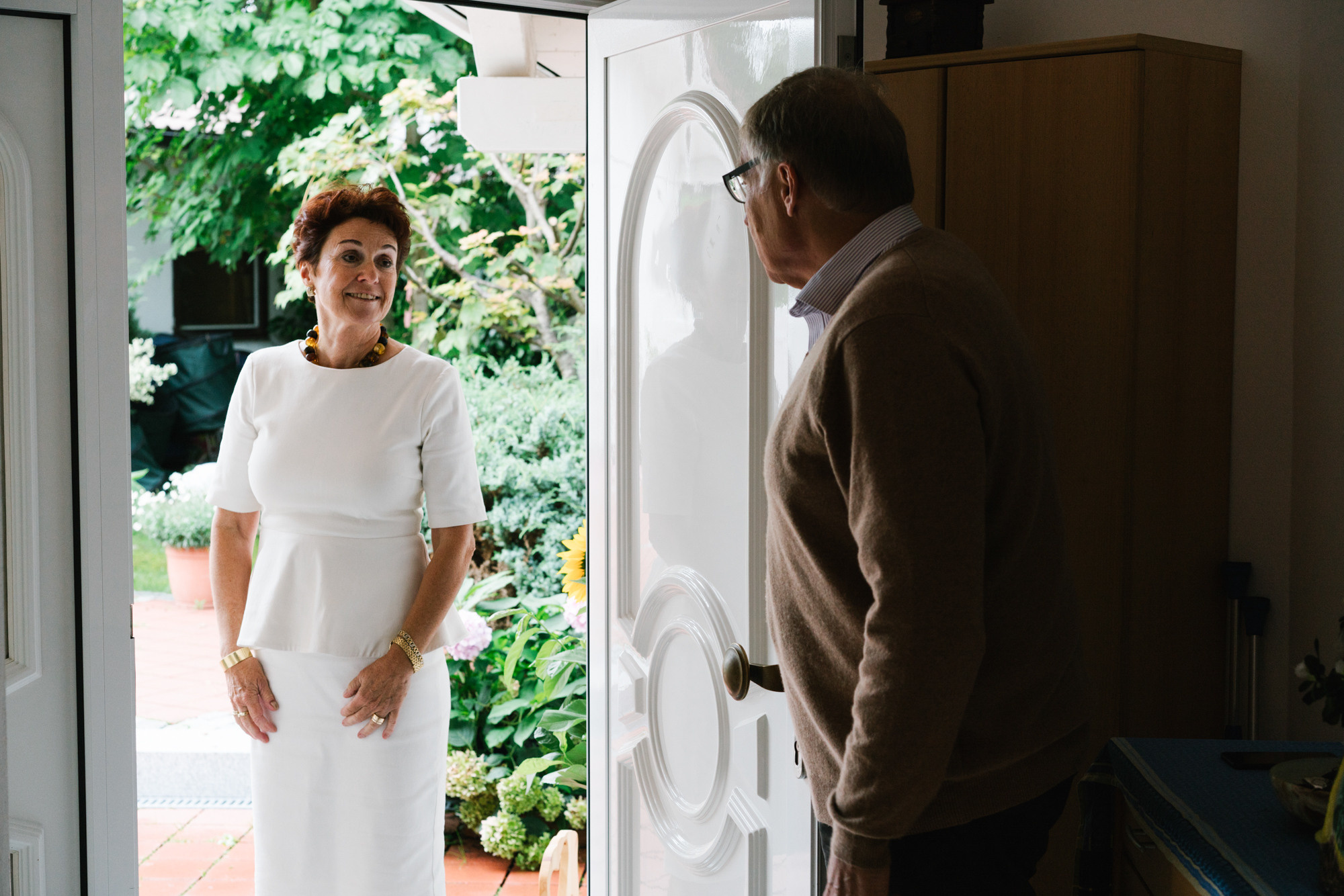 Ehrlicher Hochzeitsfotograf im Garten am Starnberger See, München. Inna Zaytseva Photography | Fotografin in München | Content Creation