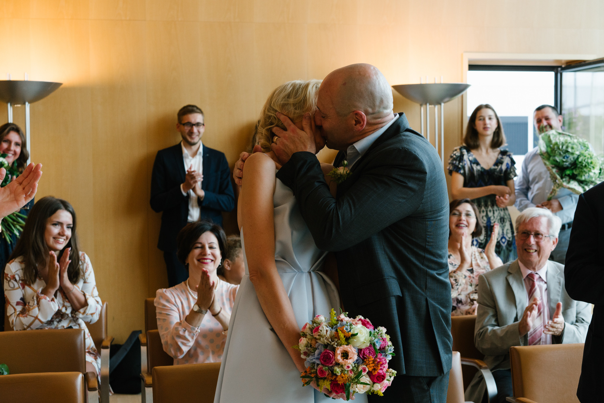 Ehrlicher Hochzeitsfotograf im Garten am Starnberger See, München. Inna Zaytseva Photography | Fotografin in München | Content Creation