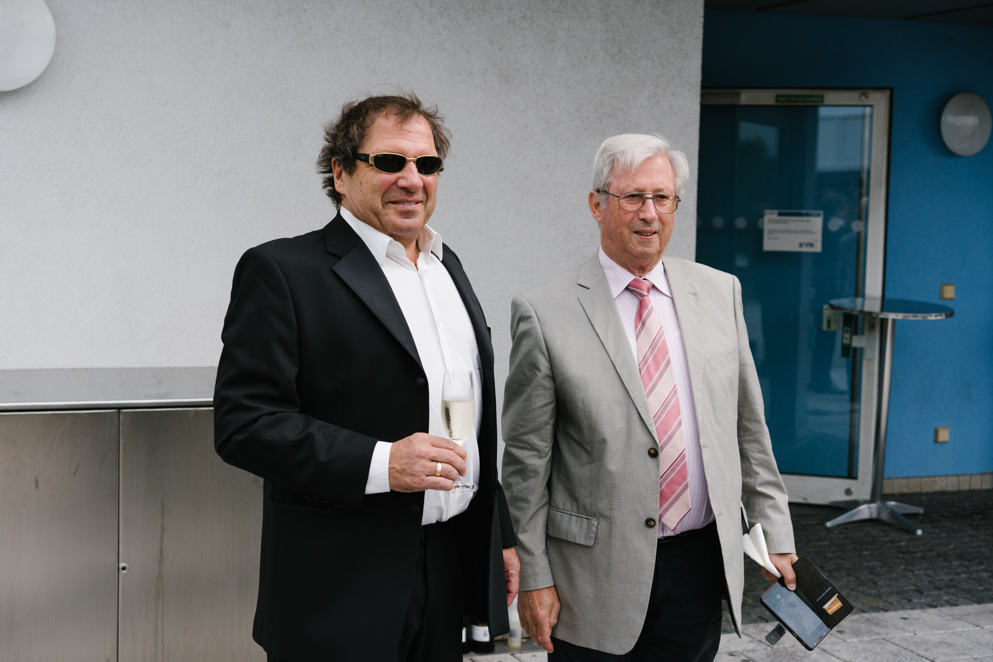 Ehrlicher Hochzeitsfotograf im Garten am Starnberger See, München. Inna Zaytseva Photography | Fotografin in München | Content Creation