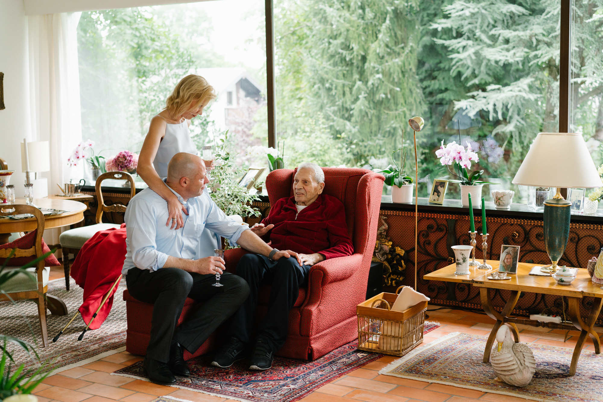 Ehrlicher Hochzeitsfotograf im Garten am Starnberger See, München. Inna Zaytseva Photography | Fotografin in München | Content Creation