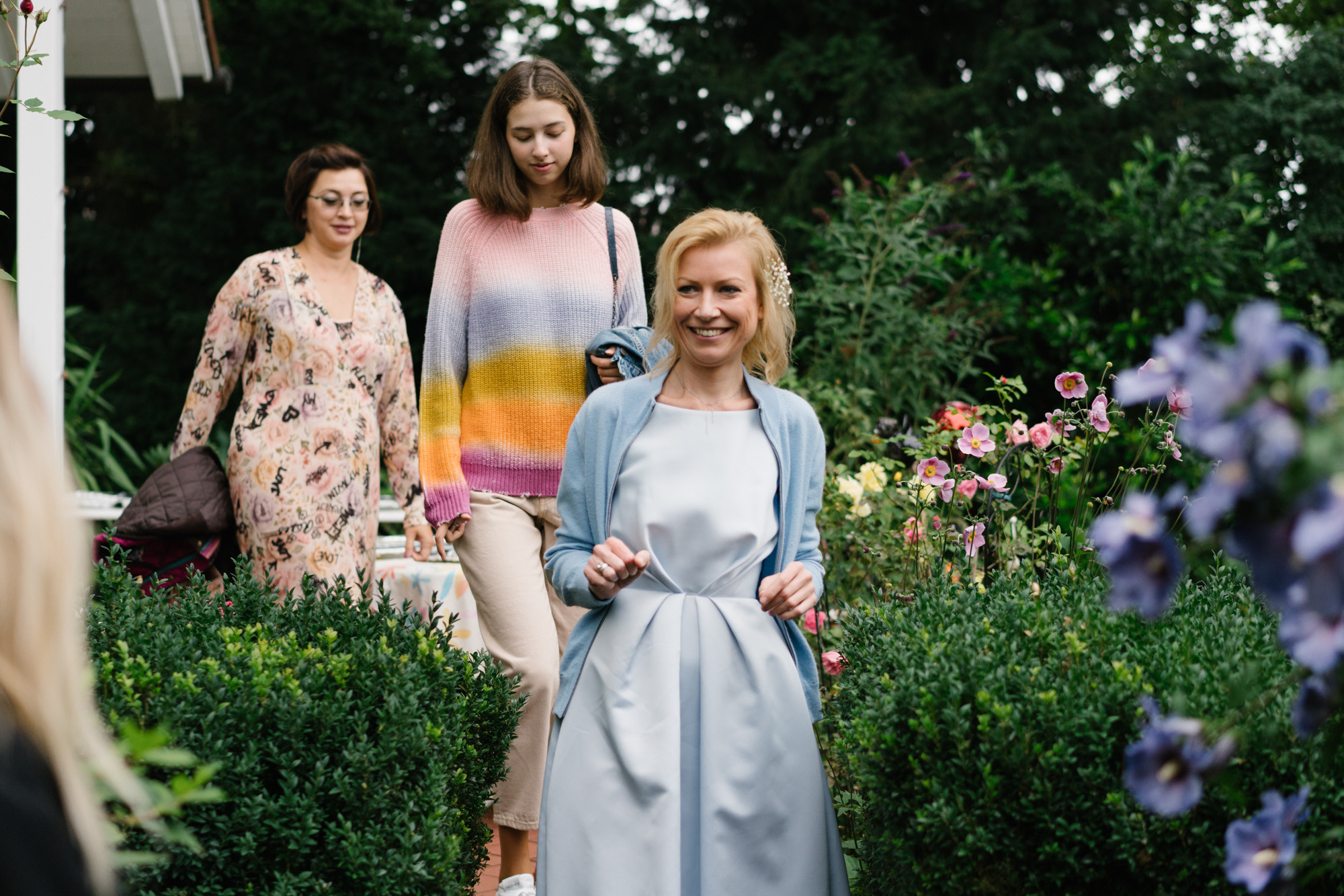 Ehrlicher Hochzeitsfotograf im Garten am Starnberger See, München. Inna Zaytseva Photography | Fotografin in München | Content Creation