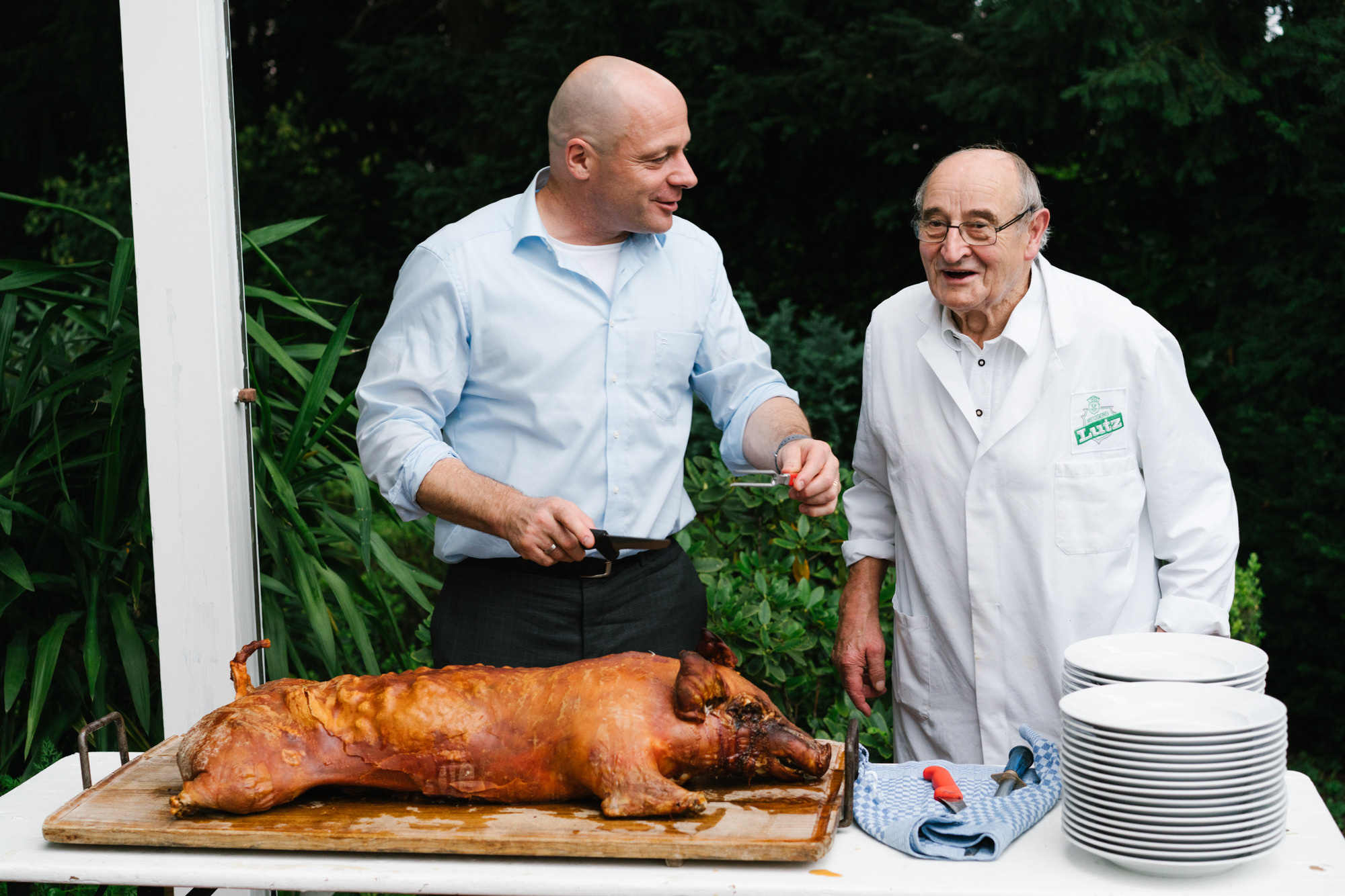 Ehrlicher Hochzeitsfotograf im Garten am Starnberger See, München. Inna Zaytseva Photography | Fotografin in München | Content Creation