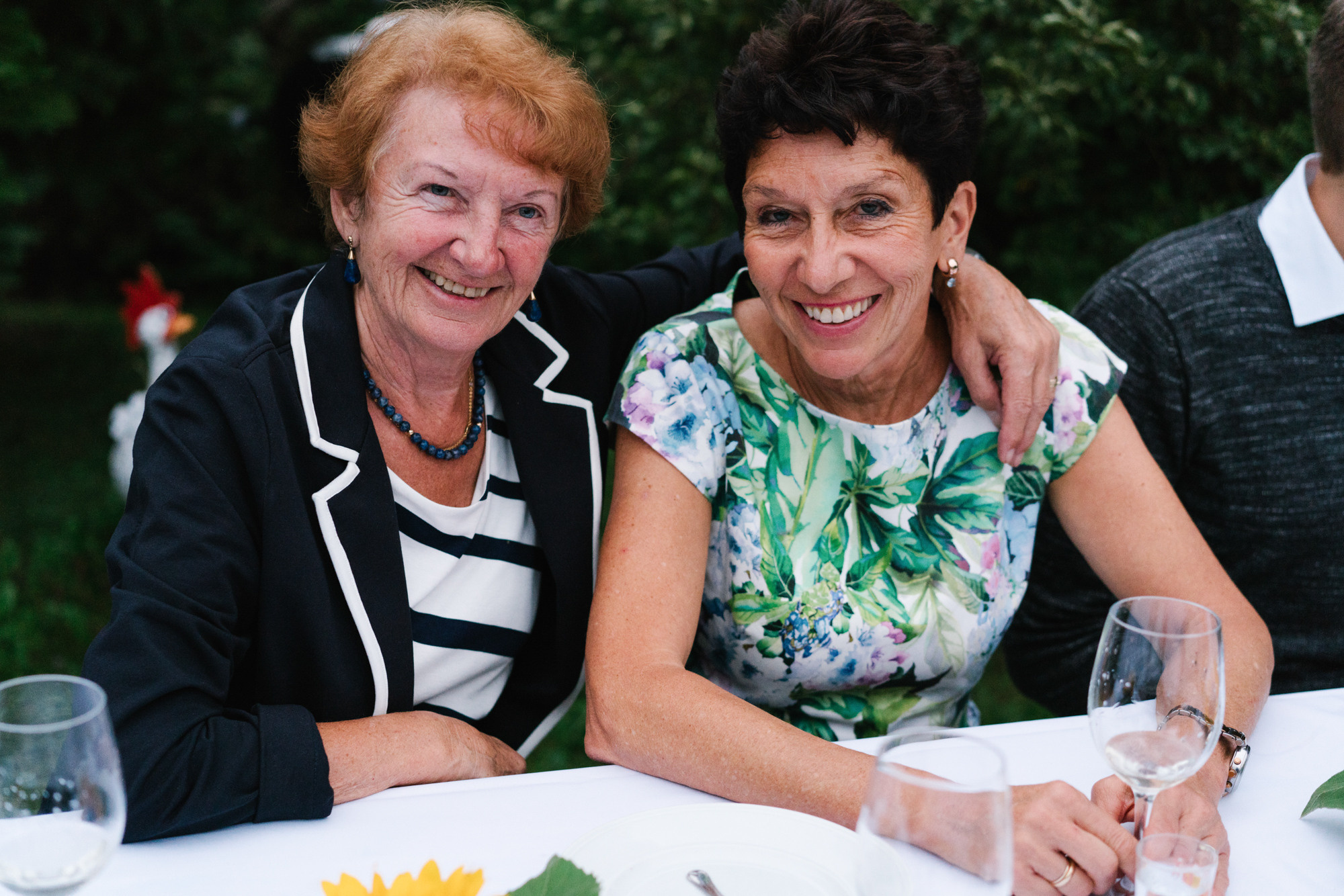 Ehrlicher Hochzeitsfotograf im Garten am Starnberger See, München. Inna Zaytseva Photography | Fotografin in München | Content Creation