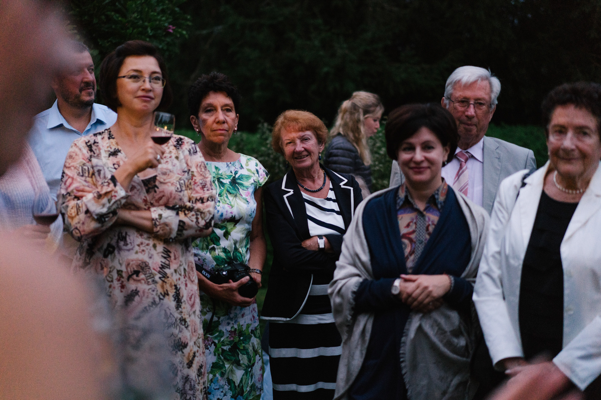 Ehrlicher Hochzeitsfotograf im Garten am Starnberger See, München. Inna Zaytseva Photography | Fotografin in München | Content Creation