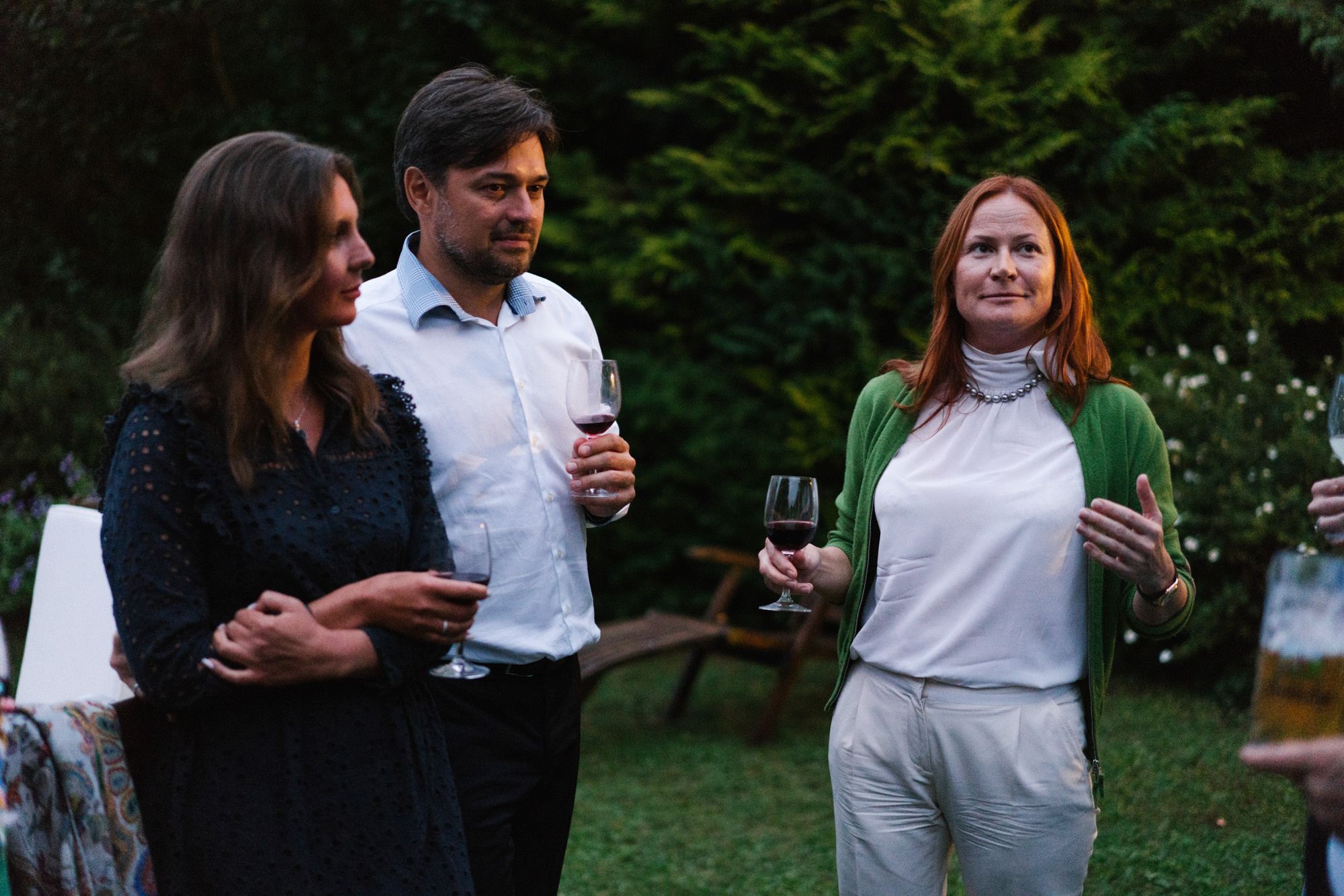 Ehrlicher Hochzeitsfotograf im Garten am Starnberger See, München. Inna Zaytseva Photography | Fotografin in München | Content Creation