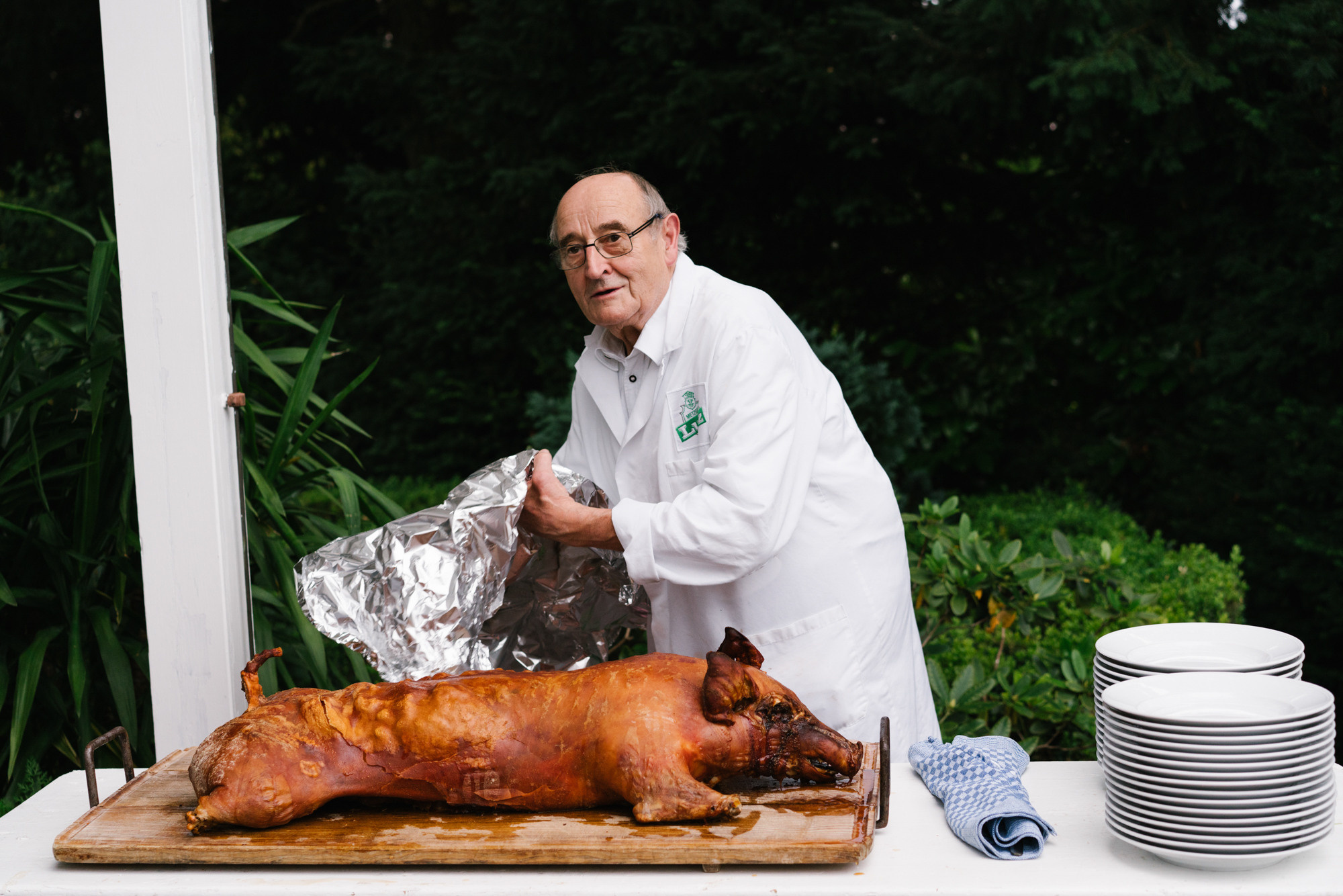Ehrlicher Hochzeitsfotograf im Garten am Starnberger See, München. Inna Zaytseva Photography | Fotografin in München | Content Creation