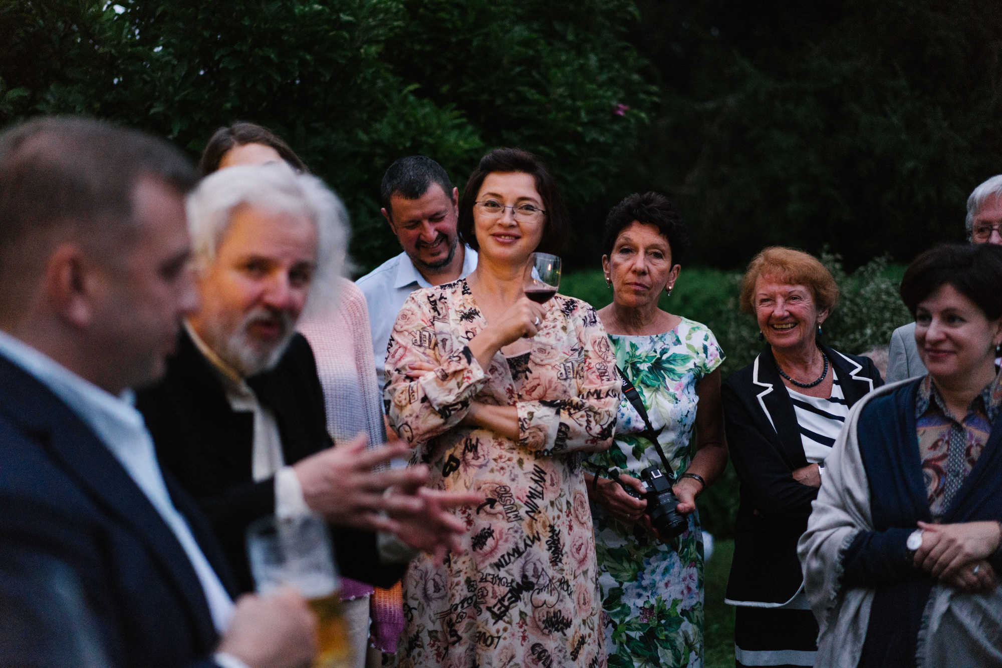 Ehrlicher Hochzeitsfotograf im Garten am Starnberger See, München. Inna Zaytseva Photography | Fotografin in München | Content Creation