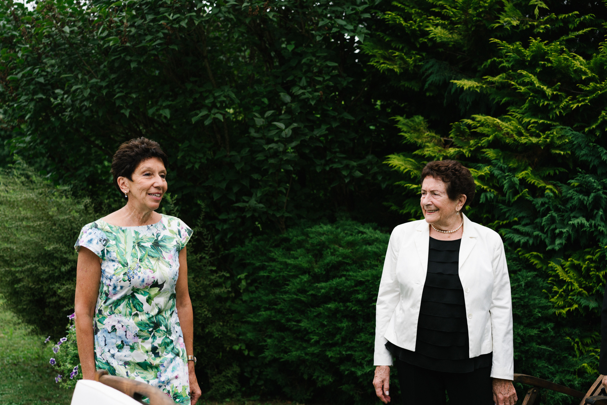 Ehrlicher Hochzeitsfotograf im Garten am Starnberger See, München. Inna Zaytseva Photography | Fotografin in München | Content Creation