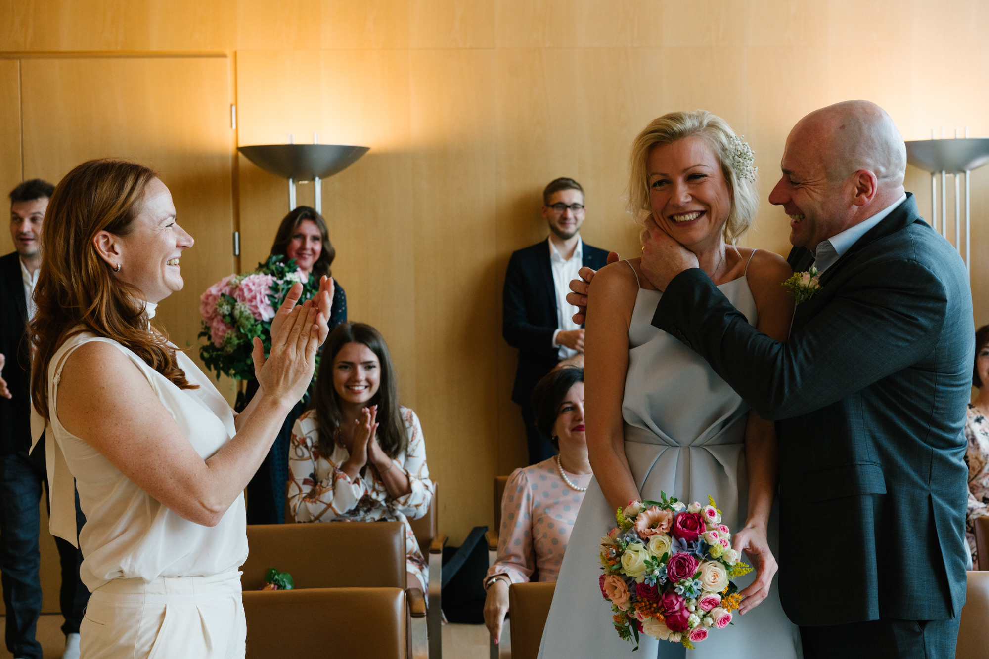 Ehrlicher Hochzeitsfotograf im Garten am Starnberger See, München. Inna Zaytseva Photography | Fotografin in München | Content Creation