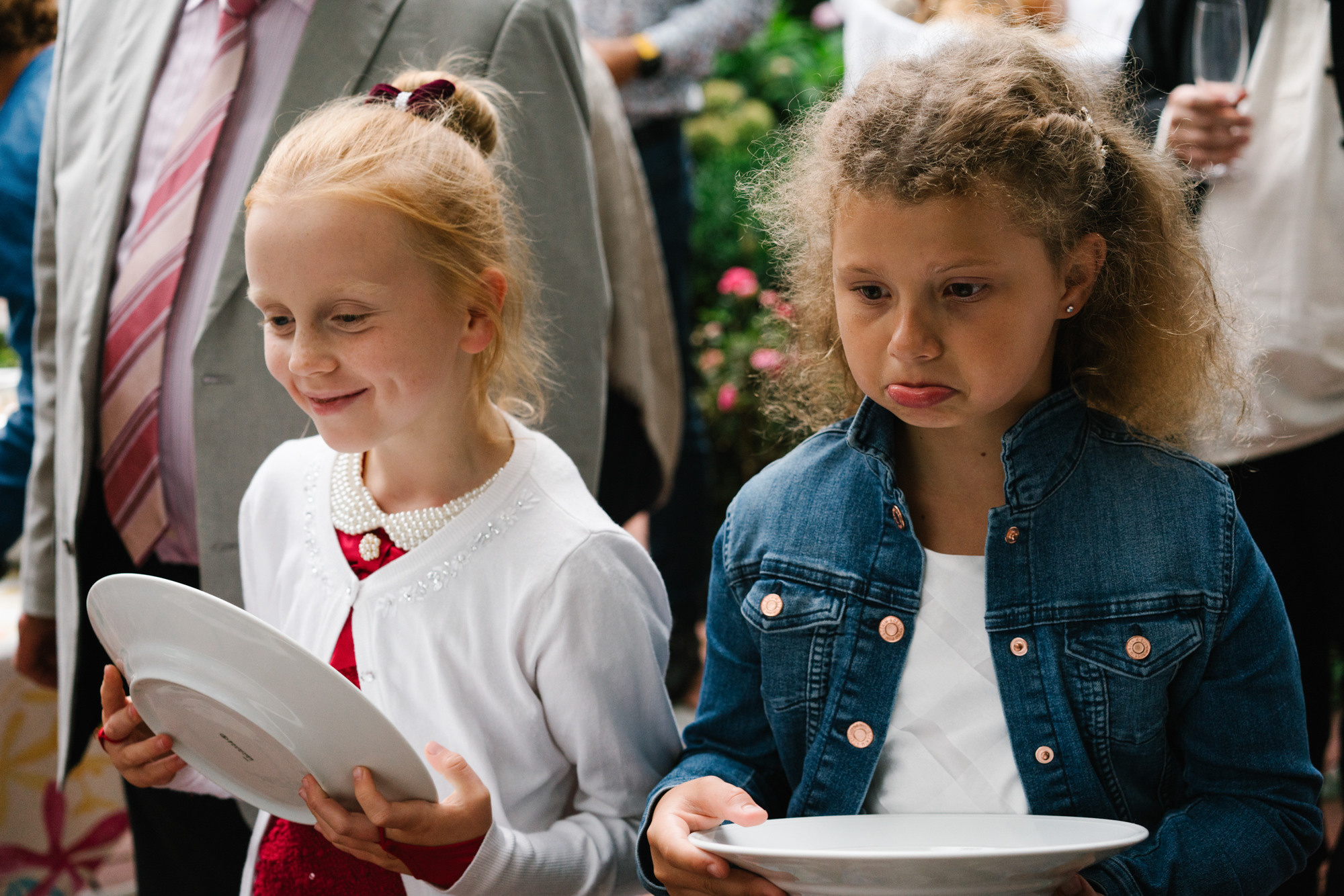 Ehrlicher Hochzeitsfotograf im Garten am Starnberger See, München. Inna Zaytseva Photography | Fotografin in München | Content Creation