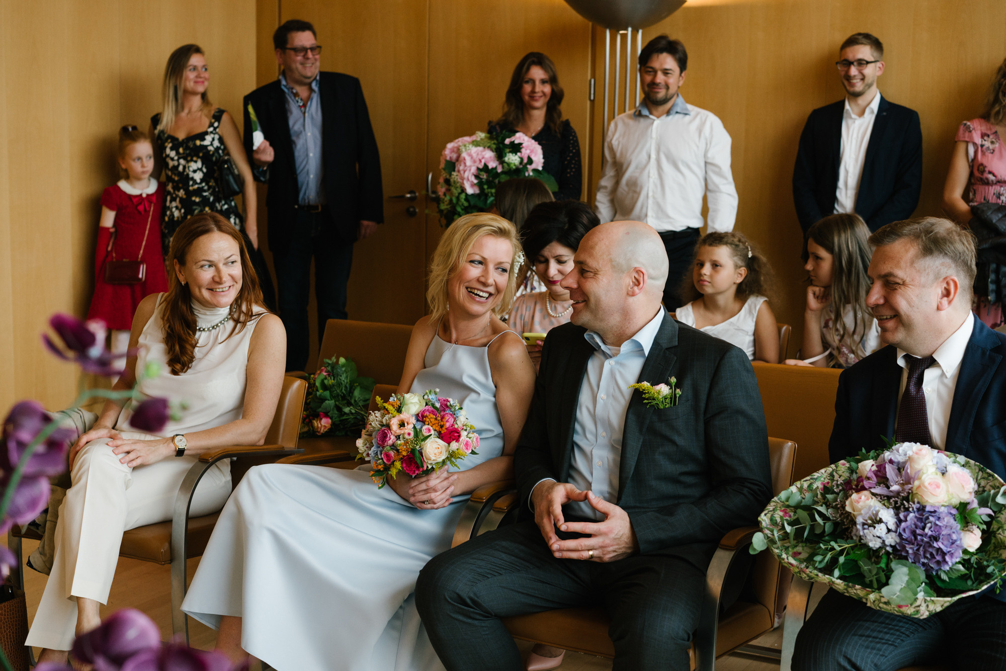 Ehrlicher Hochzeitsfotograf im Garten am Starnberger See, München. Inna Zaytseva Photography | Fotografin in München | Content Creation