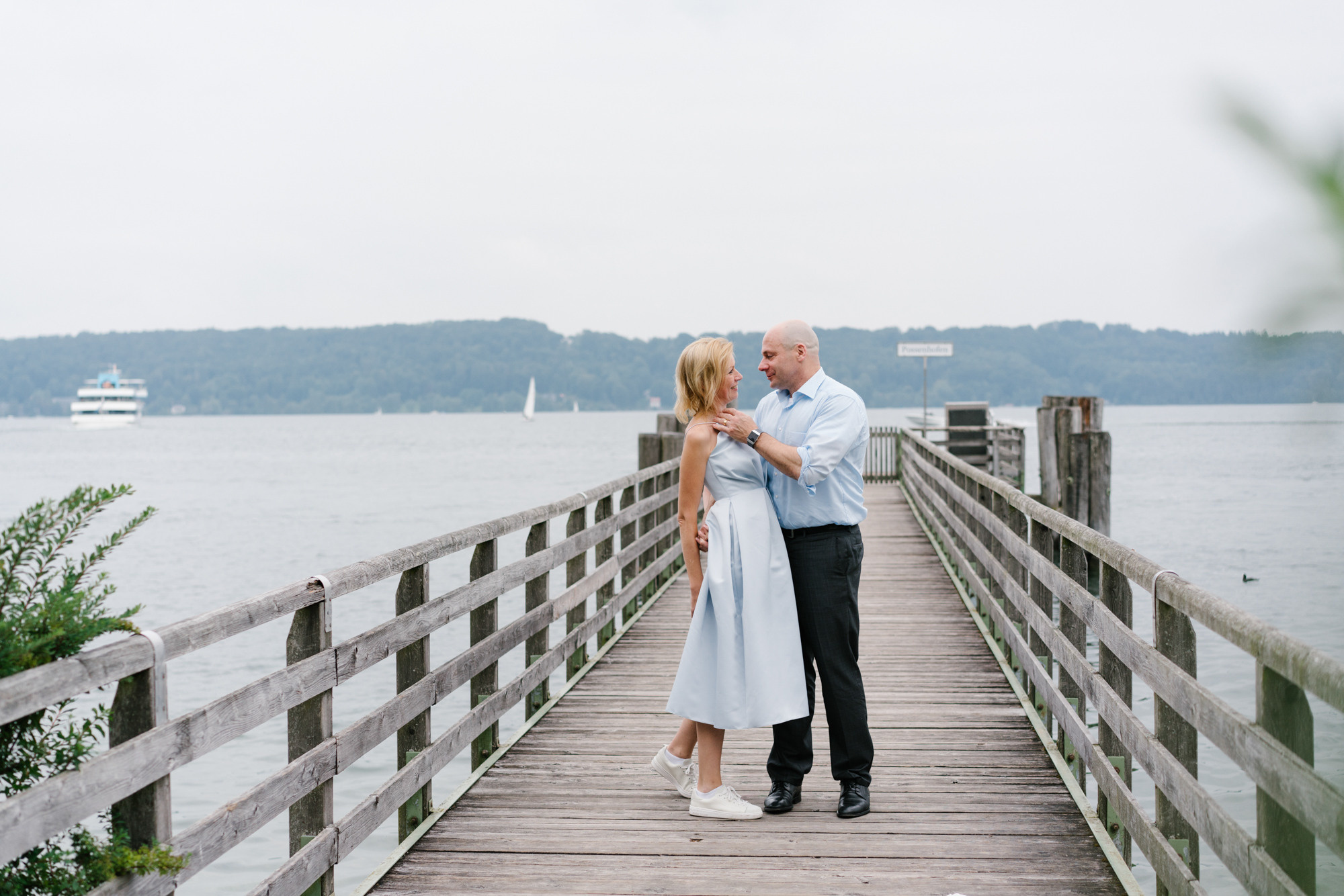 Ehrlicher Hochzeitsfotograf im Garten am Starnberger See, München. Inna Zaytseva Photography | Fotografin in München | Content Creation