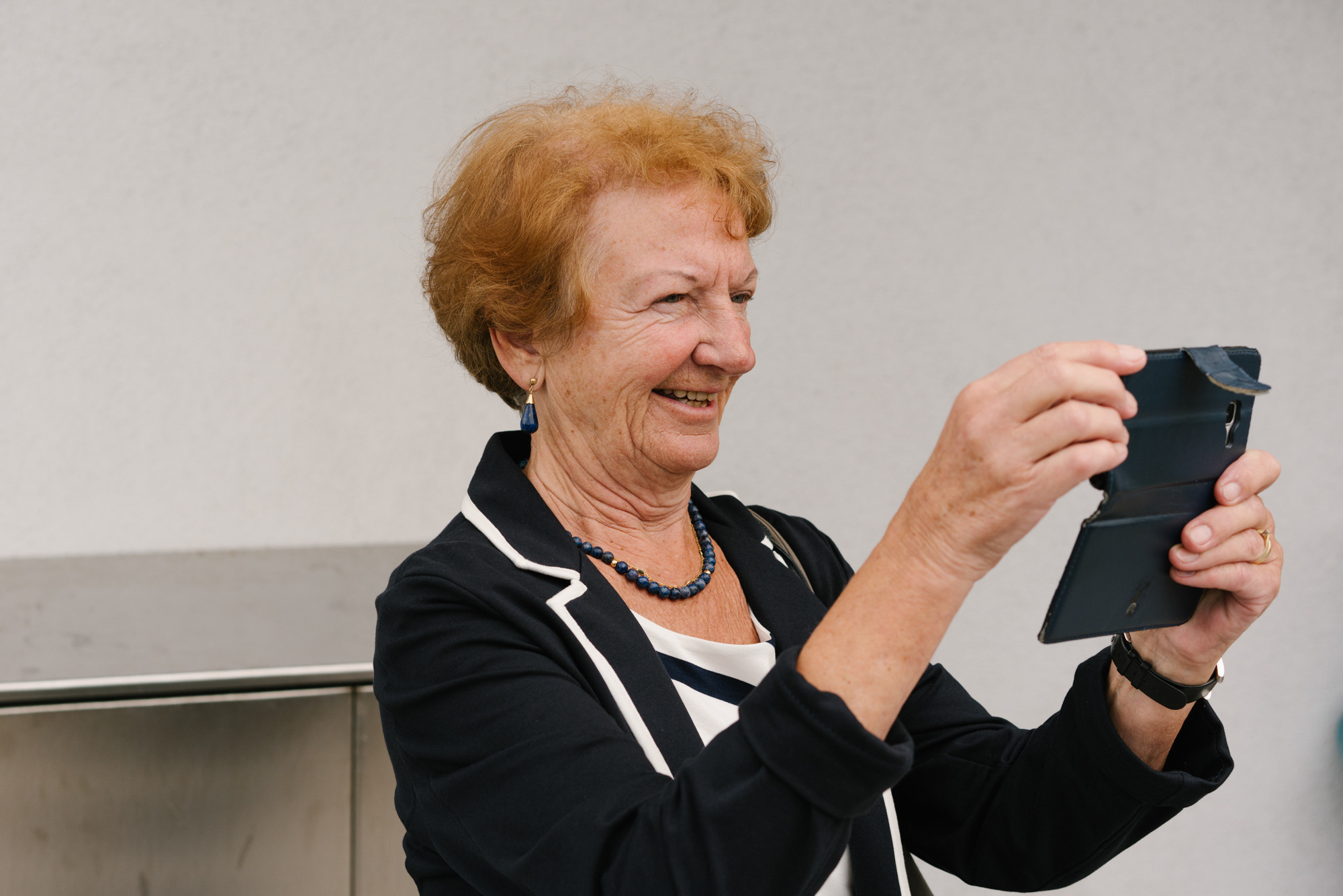 Ehrlicher Hochzeitsfotograf im Garten am Starnberger See, München. Inna Zaytseva Photography | Fotografin in München | Content Creation