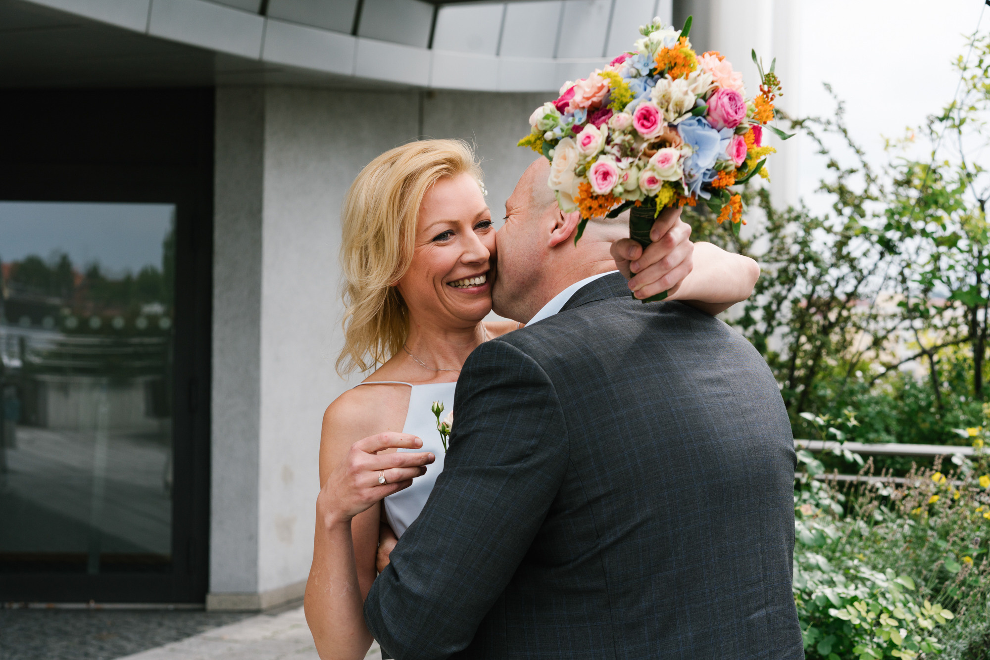 Ehrlicher Hochzeitsfotograf im Garten am Starnberger See, München. Inna Zaytseva Photography | Fotografin in München | Content Creation