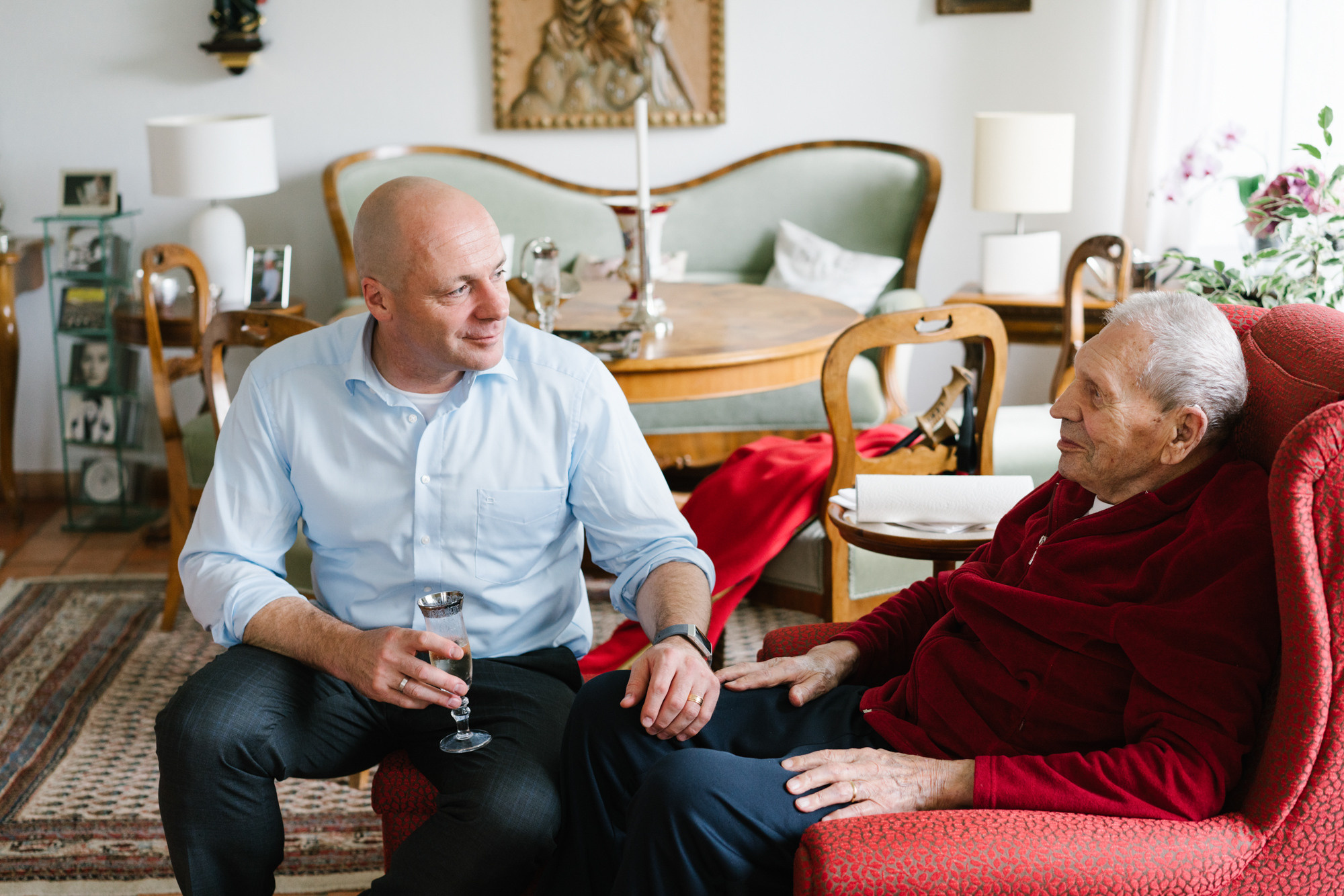 Ehrlicher Hochzeitsfotograf im Garten am Starnberger See, München. Inna Zaytseva Photography | Fotografin in München | Content Creation