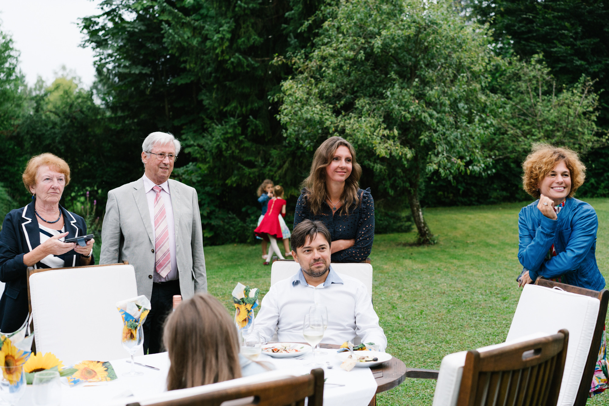 Ehrlicher Hochzeitsfotograf im Garten am Starnberger See, München. Inna Zaytseva Photography | Fotografin in München | Content Creation