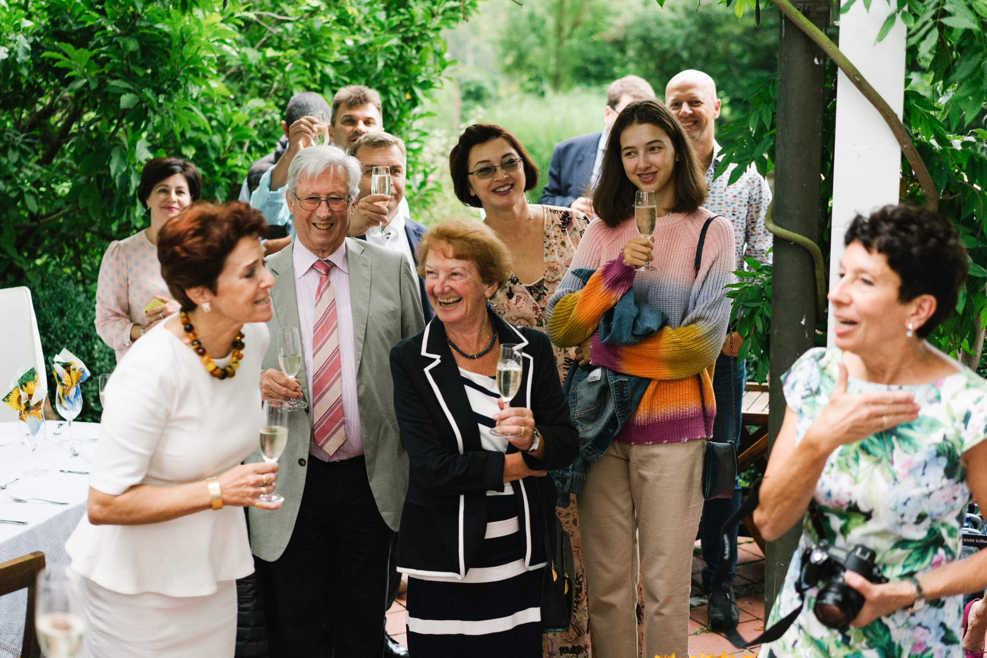 Ehrlicher Hochzeitsfotograf im Garten am Starnberger See, München. Inna Zaytseva Photography | Fotografin in München | Content Creation