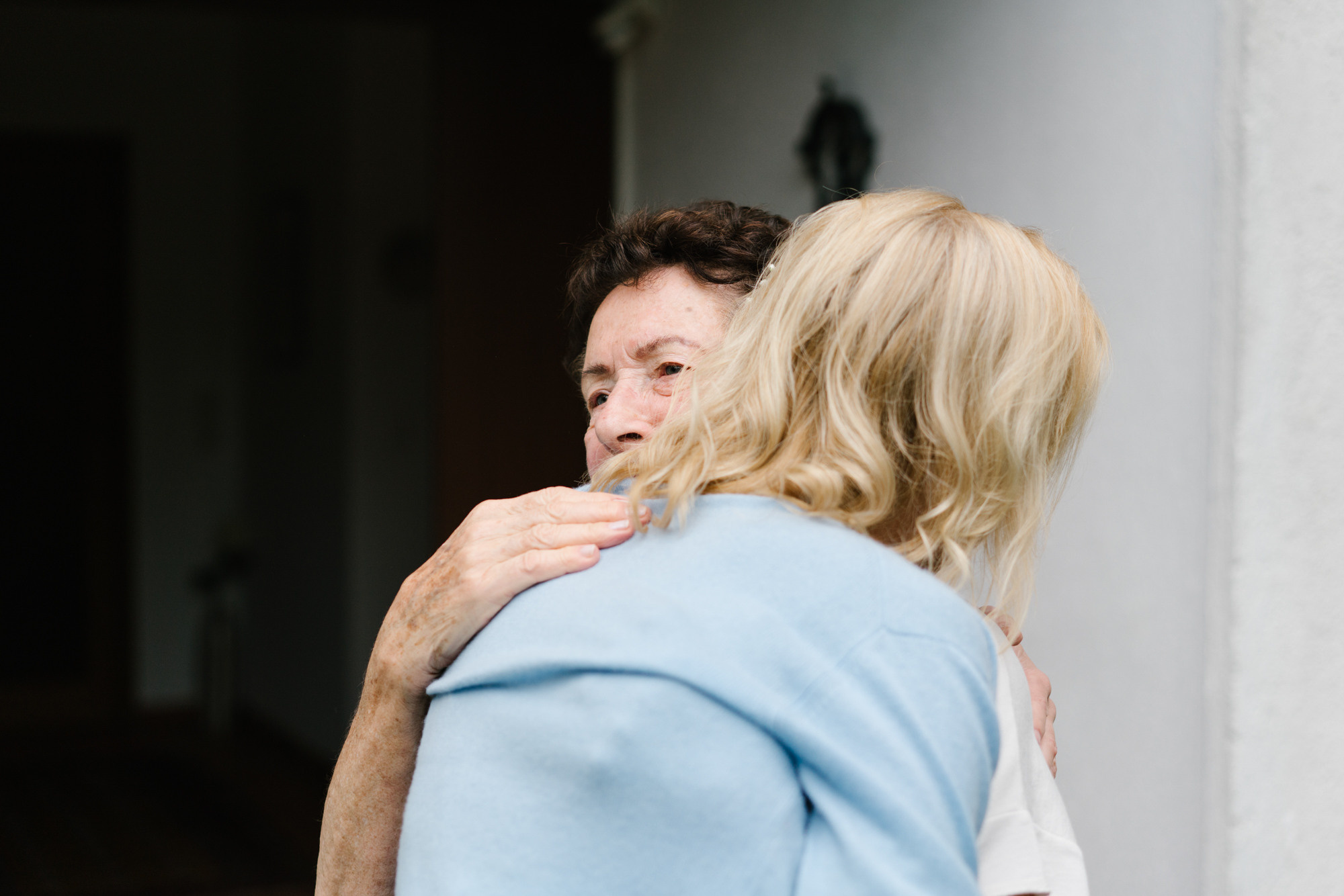 Ehrlicher Hochzeitsfotograf im Garten am Starnberger See, München. Inna Zaytseva Photography | Fotografin in München | Content Creation