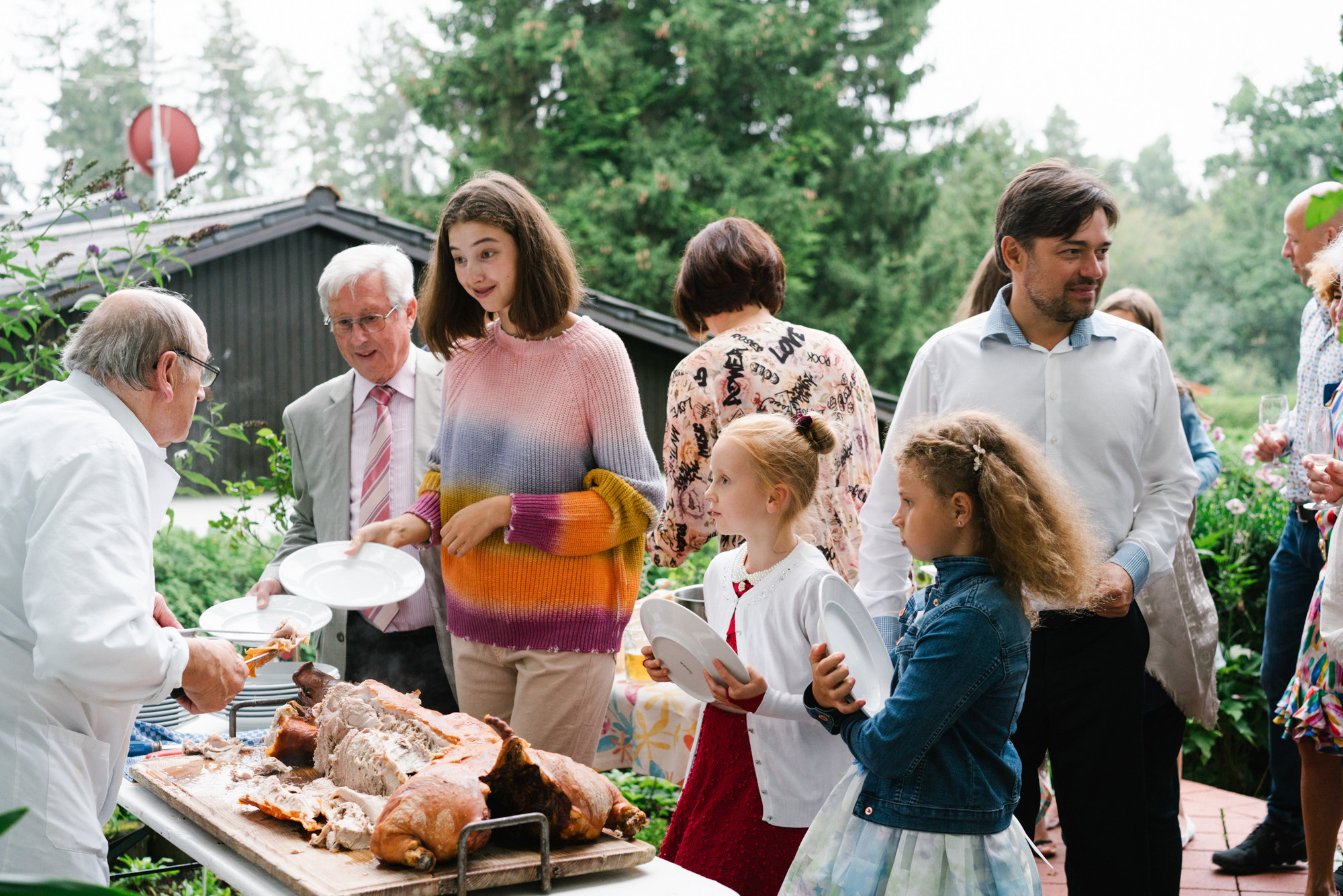 Ehrlicher Hochzeitsfotograf im Garten am Starnberger See, München. Inna Zaytseva Photography | Fotografin in München | Content Creation