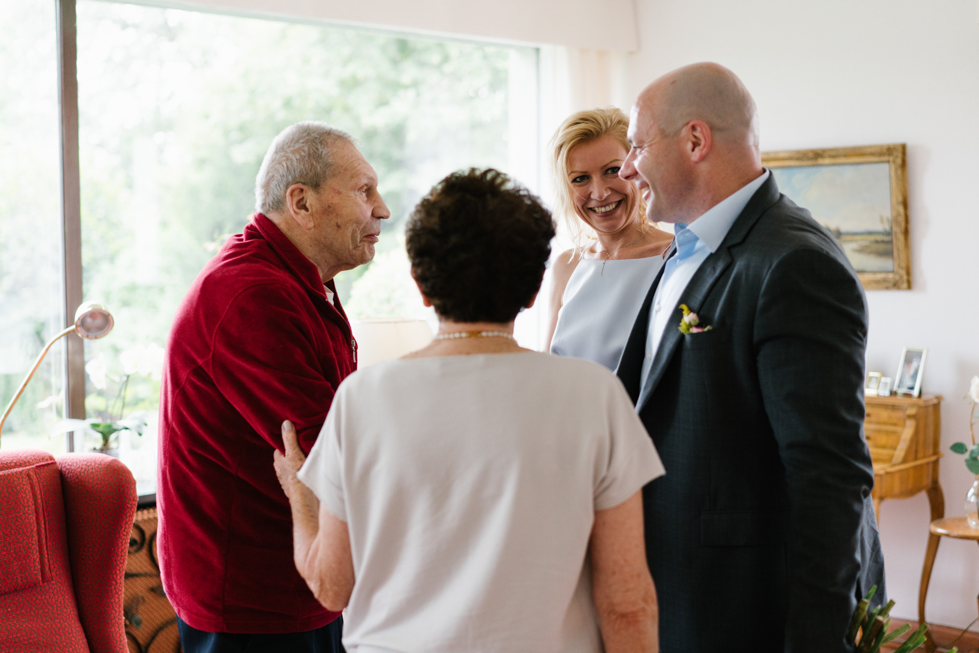 Ehrlicher Hochzeitsfotograf im Garten am Starnberger See, München. Inna Zaytseva Photography | Fotografin in München | Content Creation