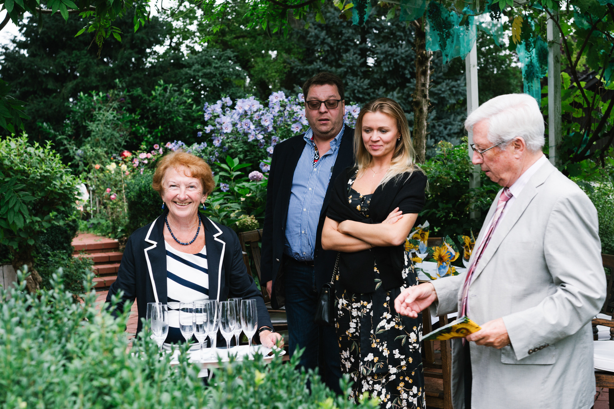 Ehrlicher Hochzeitsfotograf im Garten am Starnberger See, München. Inna Zaytseva Photography | Fotografin in München | Content Creation